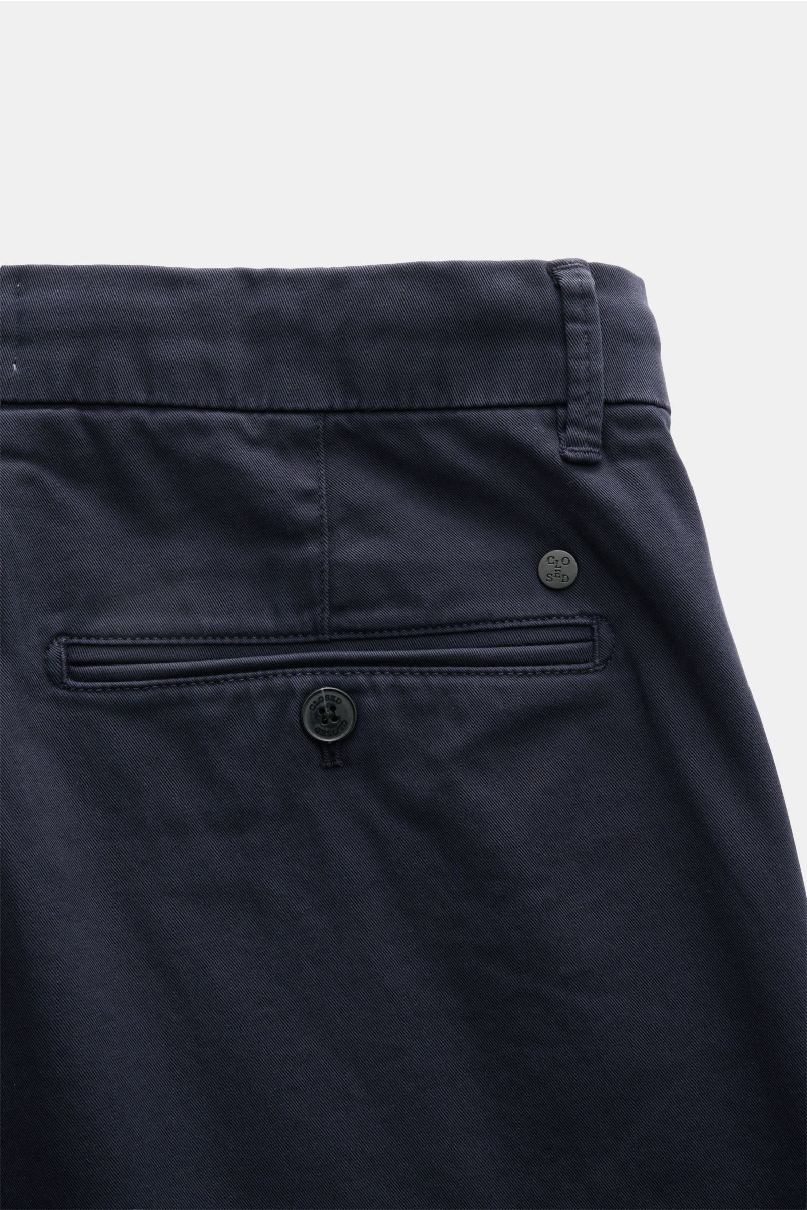 Close-up der Closed Shorts navy aus leicht elastischem Baumwoll-Twill mit Regular Fit, paspelierten Gesäßtaschen und CLOSED-Logo, von hinten fotografiert.