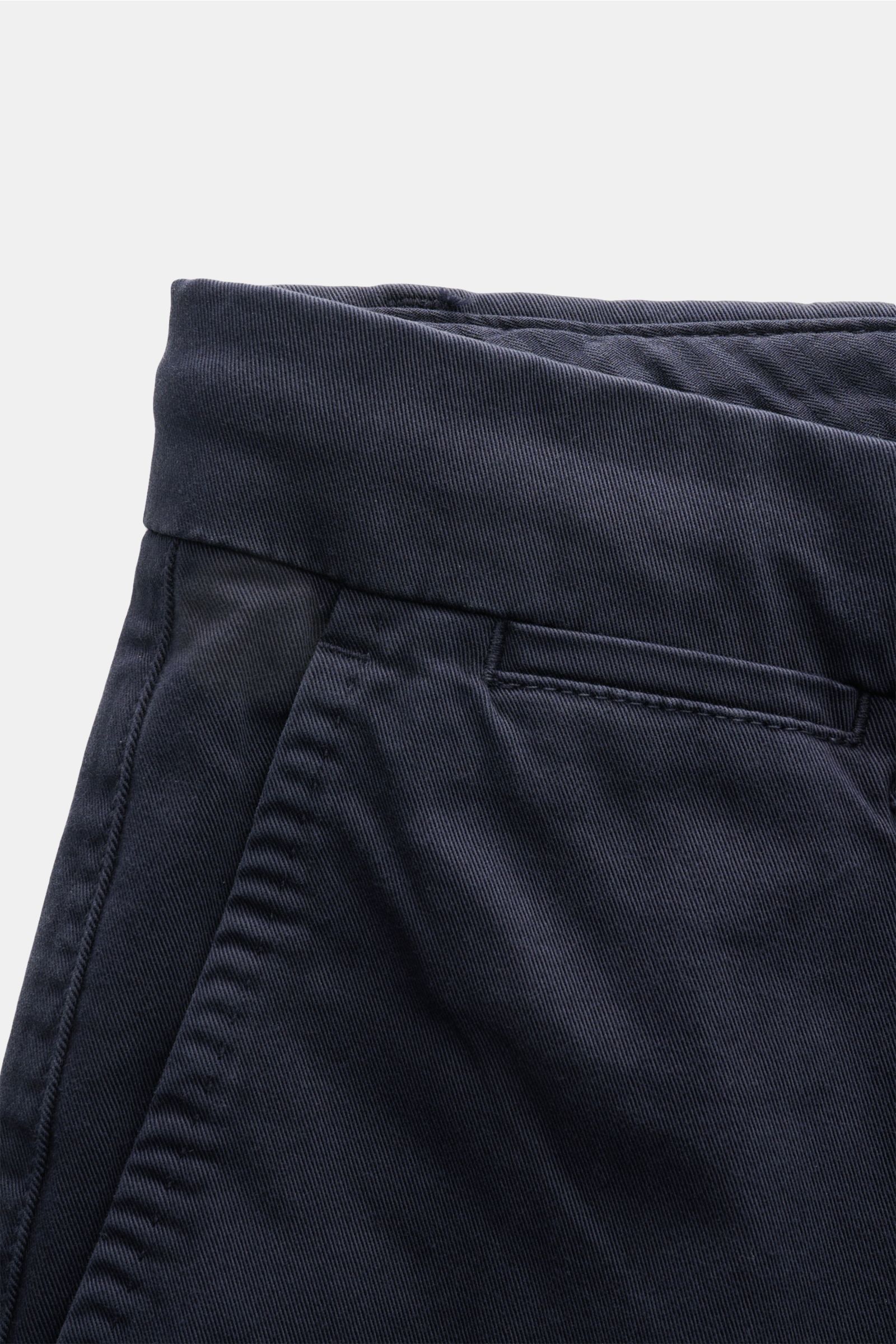 Nahaufnahme der Closed Shorts navy aus leicht elastischem Baumwoll-Twill, Regular Fit, Front- und paspelierte Gesäßtaschen, von schräg oben fotografiert.