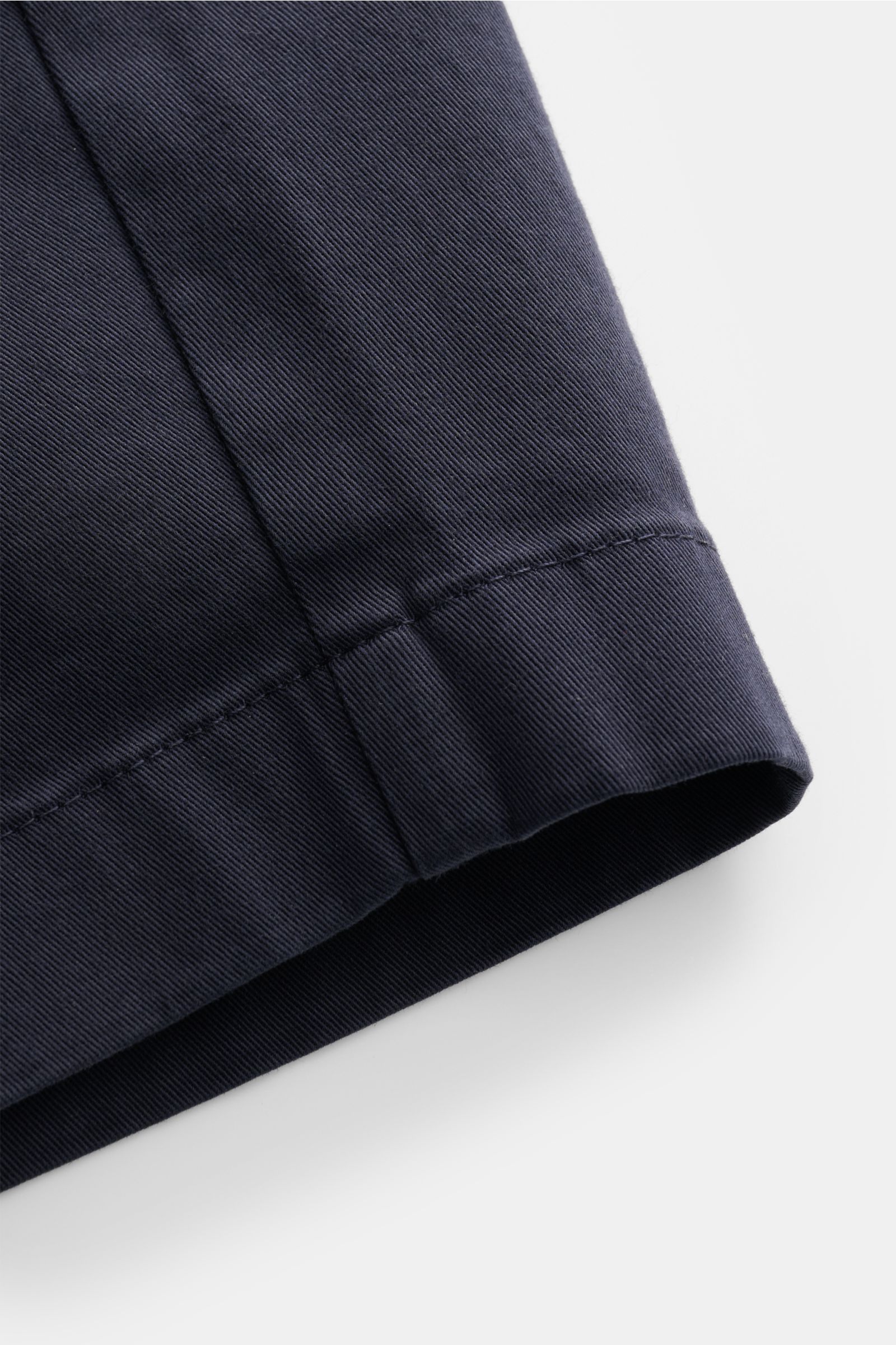 Nahaufnahme der Closed Shorts navy aus leicht elastischem Baumwoll-Twill, Regular Fit, Detailansicht Saum und Naht.
