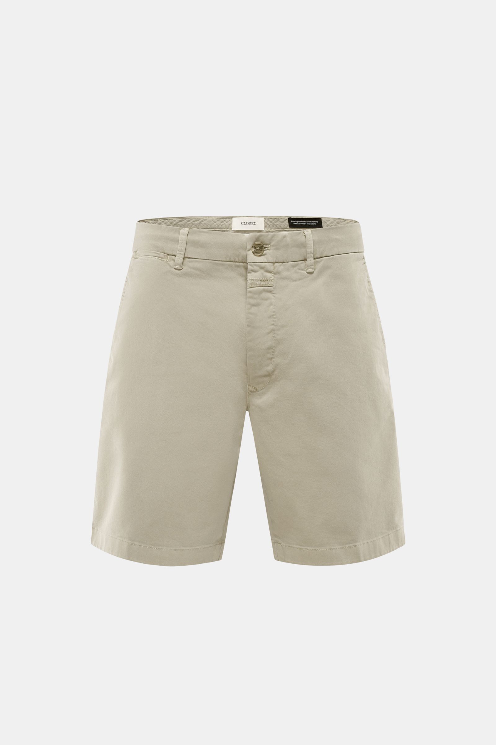 Vorderansicht der Closed Shorts taupe aus leicht elastischem Baumwoll-Twill, Regular Fit mit Reißverschluss, Bundknopf und französischen Taschen.