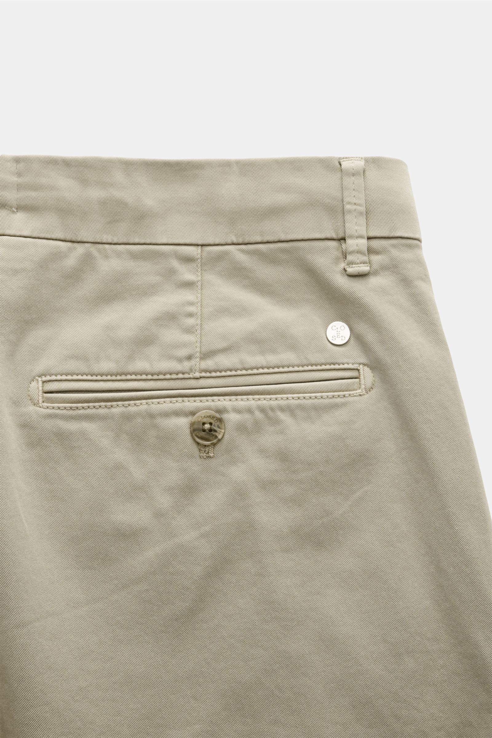 Detailansicht der Closed Shorts taupe aus leicht elastischem Baumwoll-Twill, Regular Fit mit paspelierten Gesäßtaschen und Knopf.