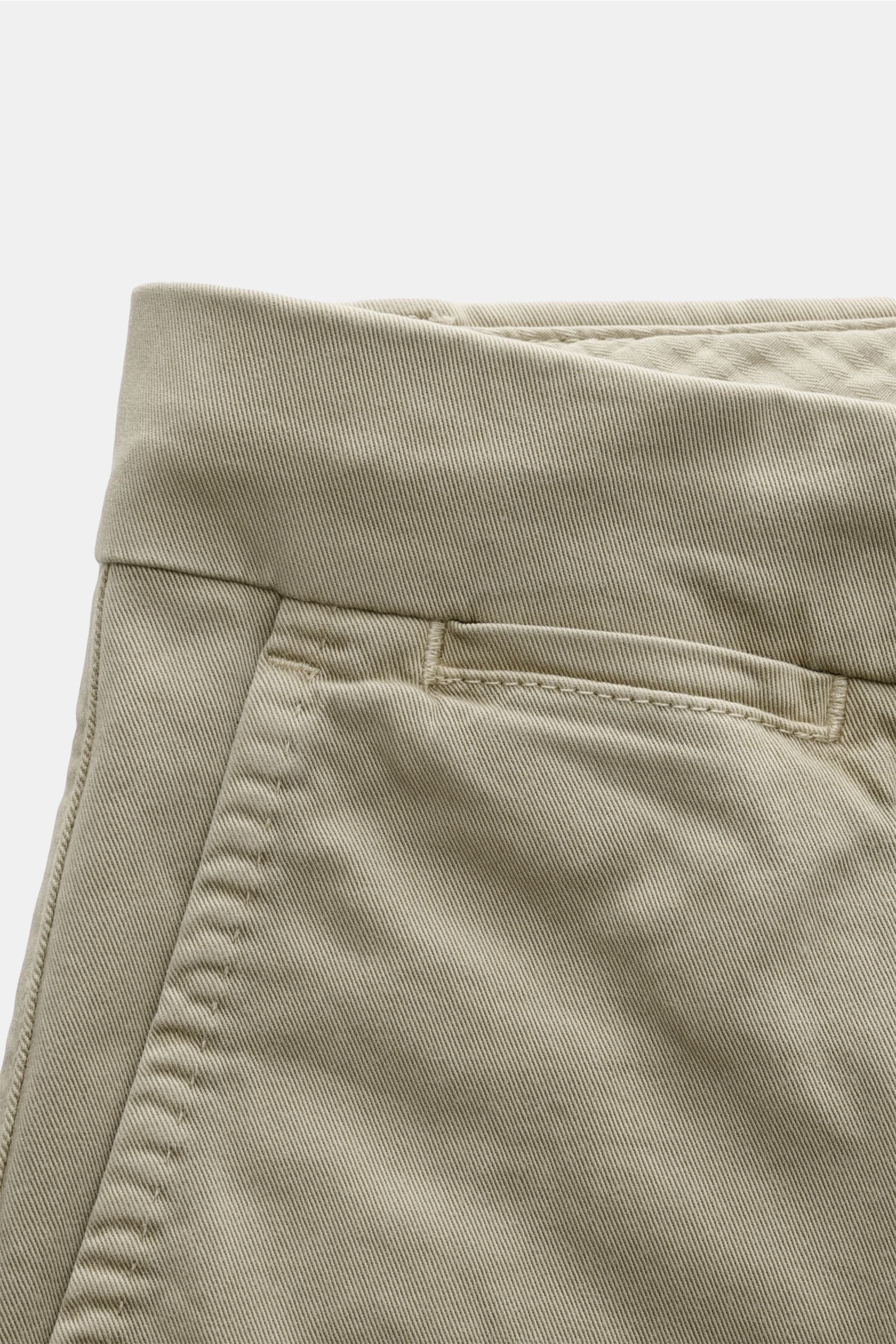 Closed Shorts taupe aus leicht elastischem Baumwoll-Twill, Regular Fit, Detailansicht von oben mit französischer Tasche, Bund und Naht.