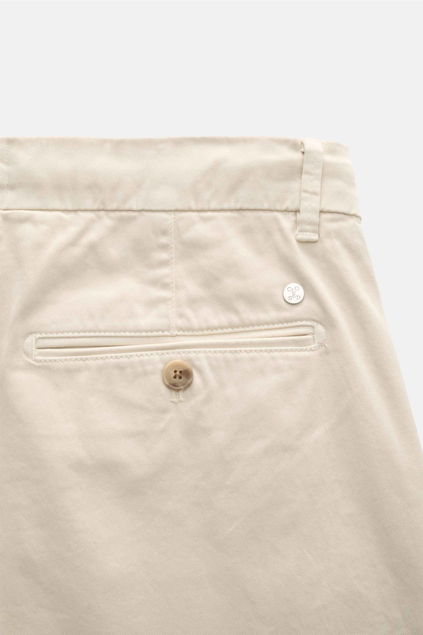Geschlossene Nahaufnahme der Closed Shorts sand aus leicht elastischem Baumwoll-Twill mit Regular Fit, Tunnelzug und paspelierten Taschen.