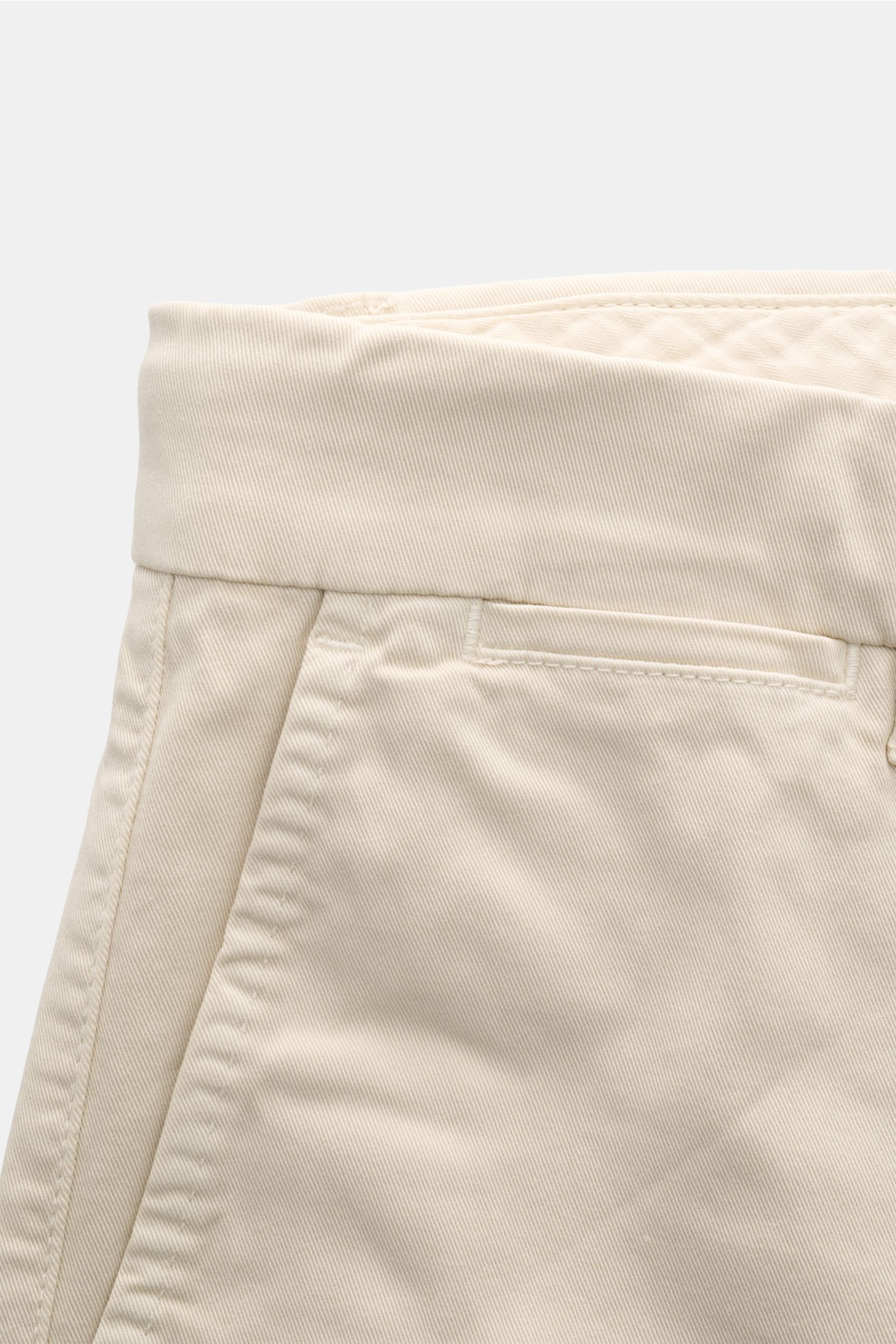 Nahaufnahme der Closed Shorts sand aus leicht elastischem Baumwoll-Twill, seitliche französische Tasche und Bund mit Tunnelzug, Regular Fit.