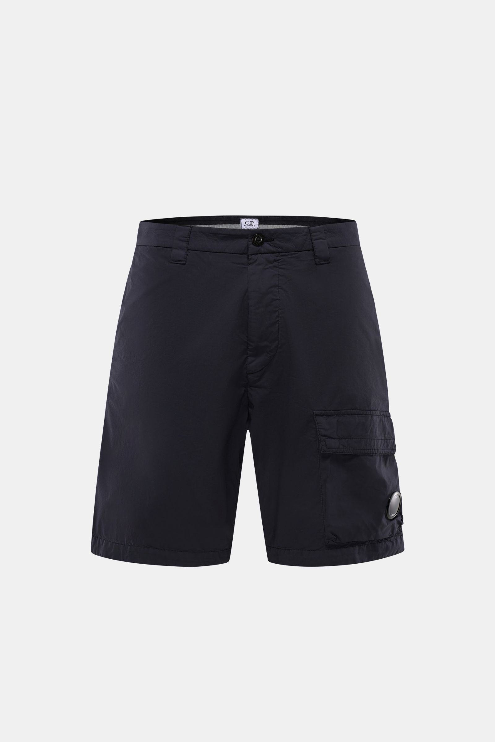 C.P. Company Cargo-Bermudas navy in Frontansicht, Regular Fit, Baumwoll-Microfaser-Mix, Cargo- und Gesäßtasche mit Patte, Linsendetail.