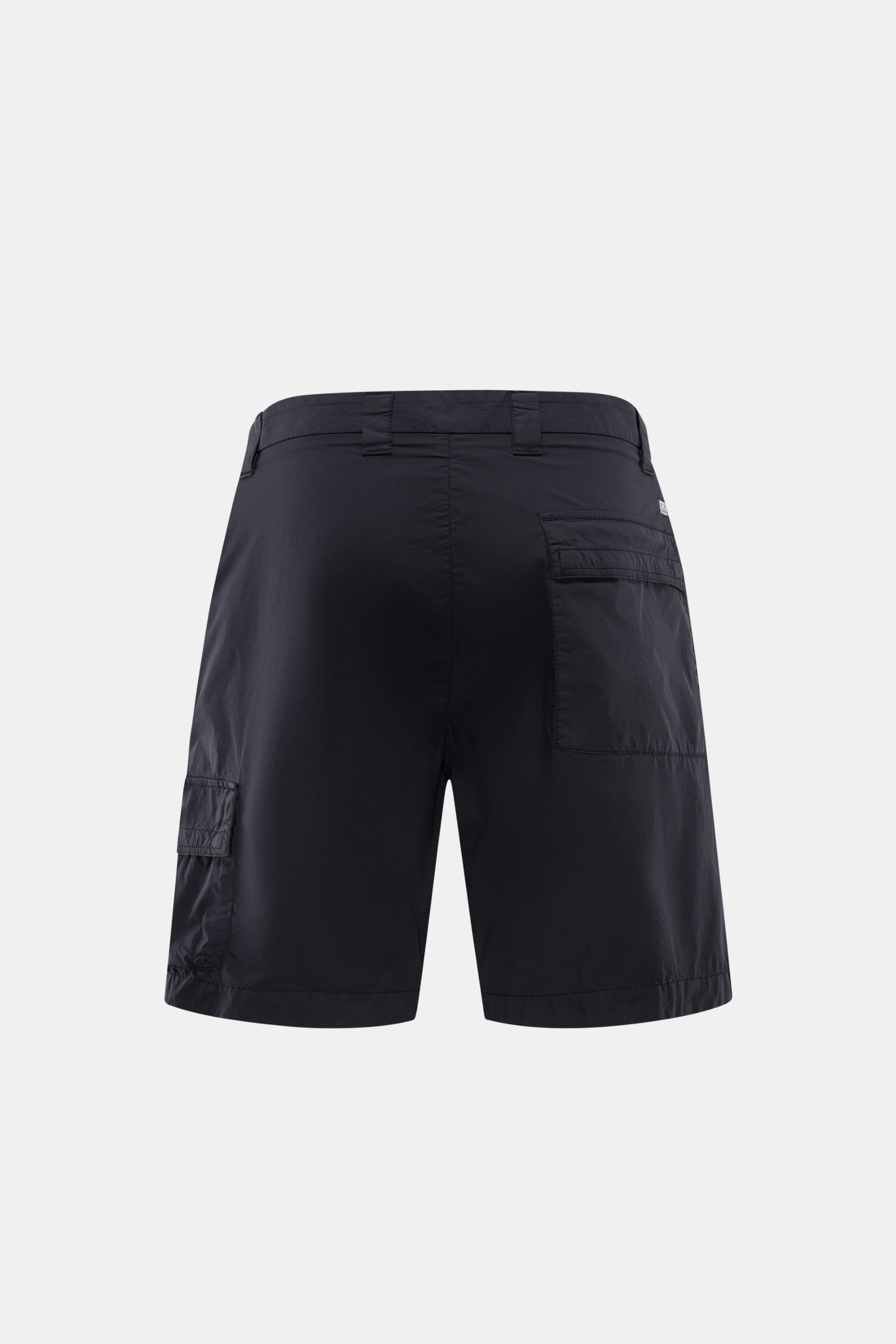 Rear view of C.P. Company Cargo-Bermudas navy in a regular fit with side seam pockets, cargo pocket, and back flap pocket.

Description: Utility-Ästhetik für den Sommer: Diese Cargo-Bermudas von C.P. COMPANY kombiniert funktionale Elemente mit entspann