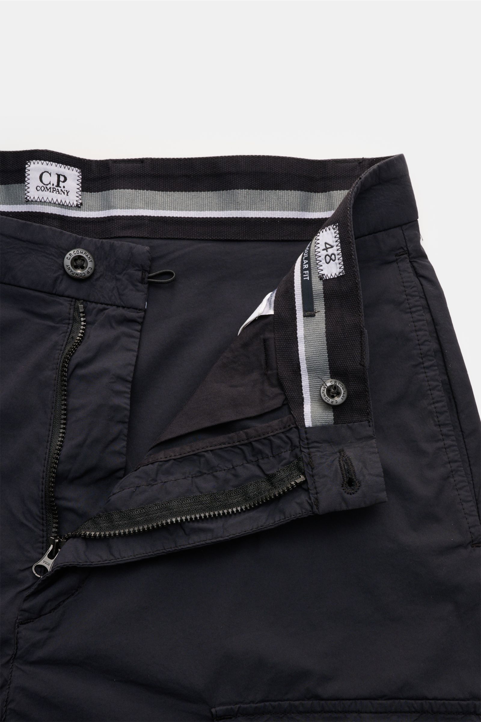 C.P. Company Cargo-Bermudas navy in Nahaufnahme von innen mit geöffnetem Reißverschluss, Bundknopf, Baumwoll-Microfaser-Mix, Regular Fit, Cargo- und Gesäßtasche.