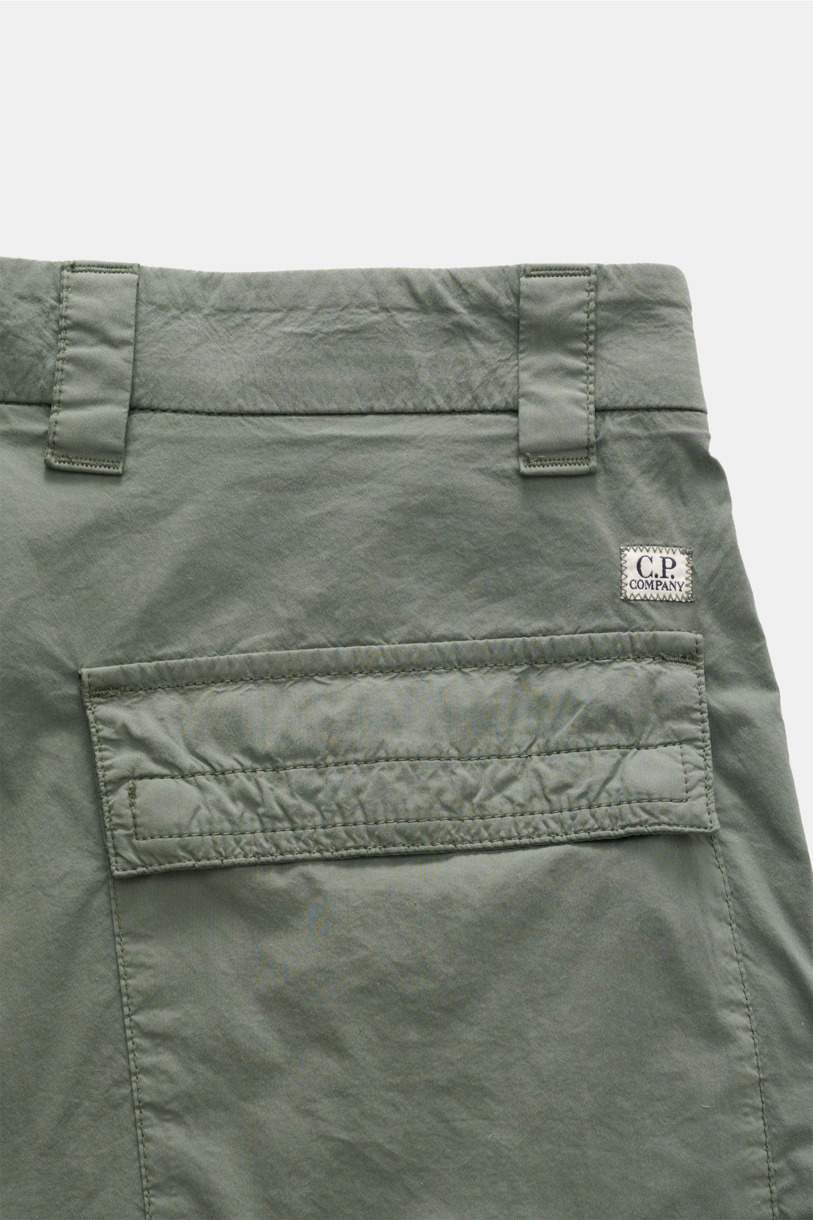 C.P. Company Cargo-Bermudas graugrün, Detailaufnahme von hinten oben, Utility-Ästhetik, Baumwolle-Microfaser, Cargo- und Gesäßtasche mit Patte.