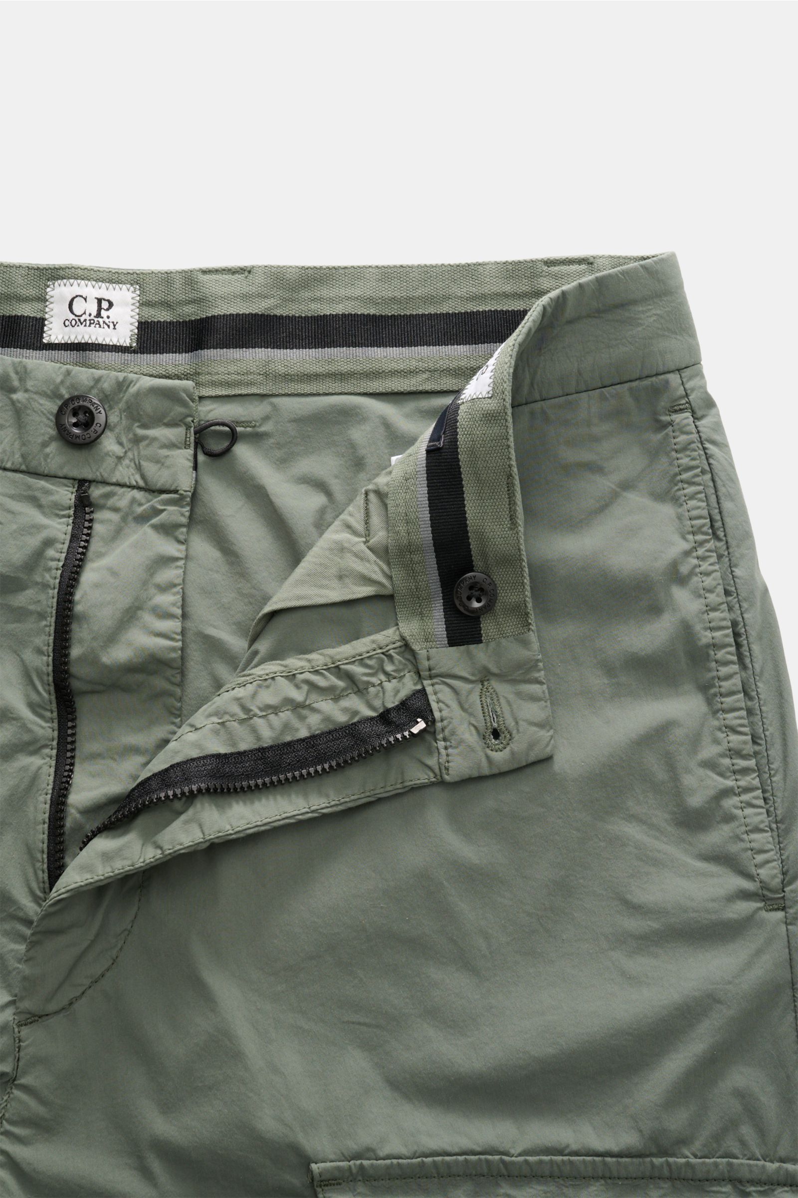 C.P. Company Cargo-Bermudas graugrün aus Baumwoll-Microfaser-Mix, Regular Fit, mit Reißverschluss, Bundknopf, Taschen und Linsendetail, Nahaufnahme von oben.