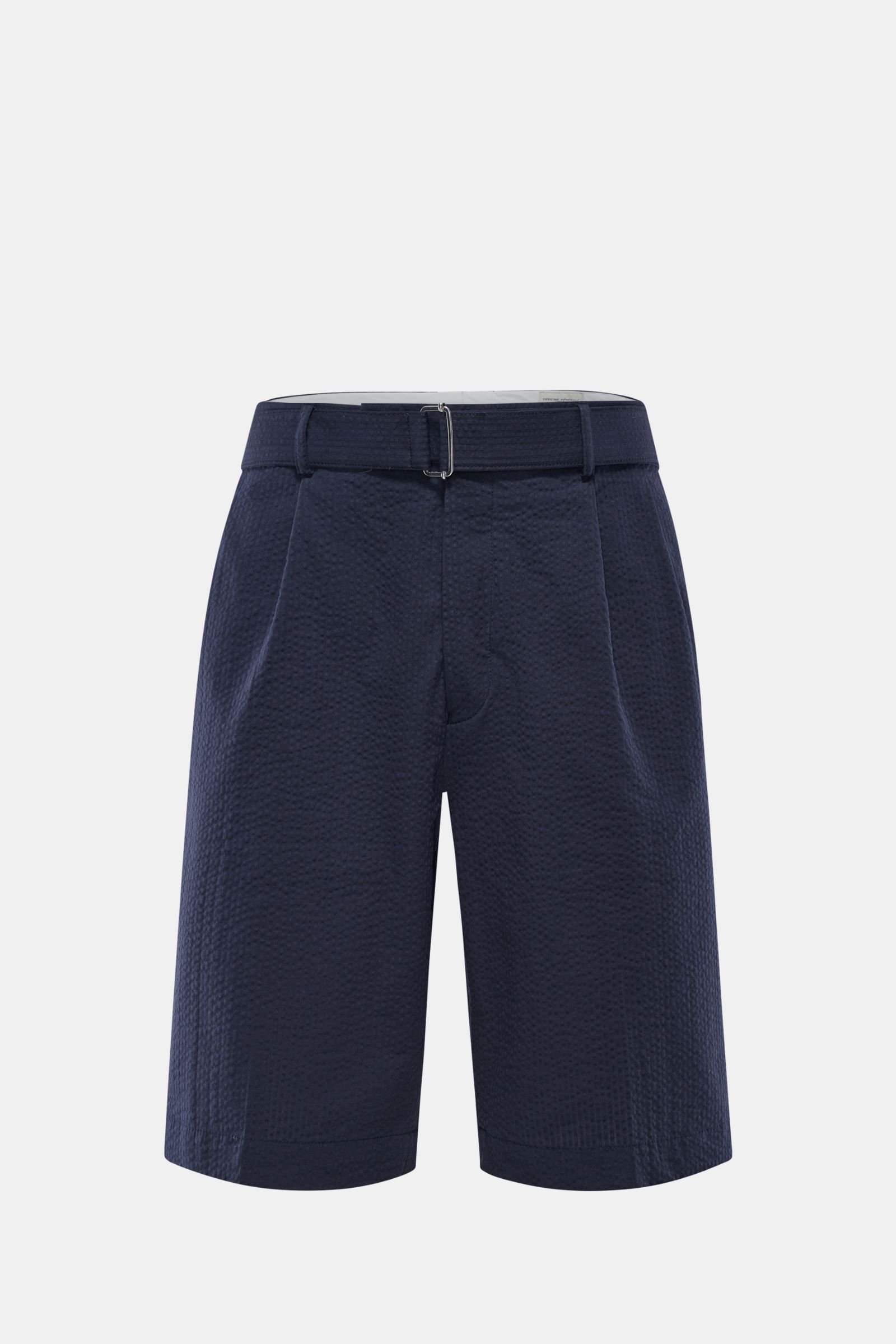 Officine Générale Seersucker-Shorts 'Georges' navy, frontal, Regular Fit, reine Baumwolle, doppelte Bundfalte, Gürtel, Button Fly, französische Taschen.