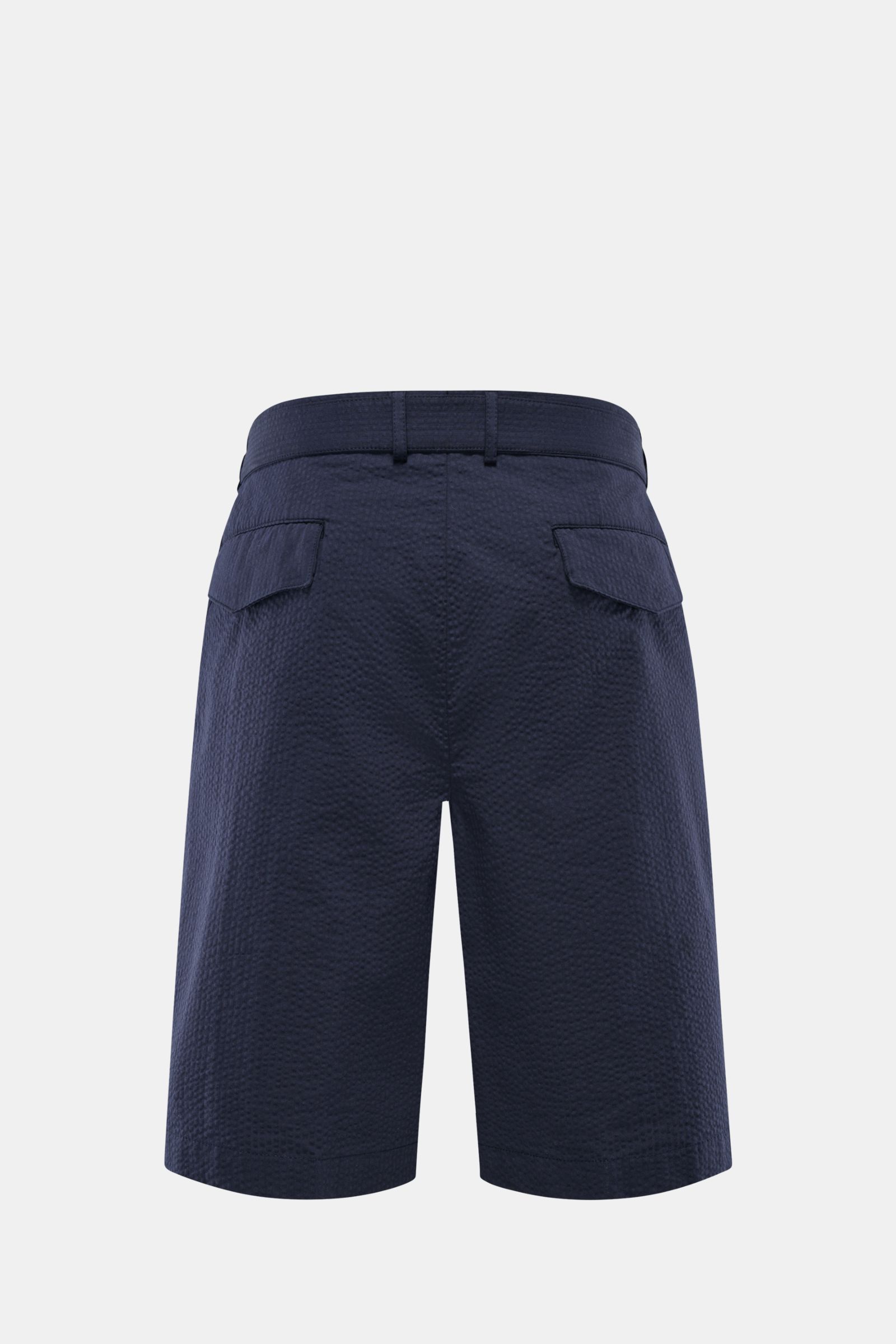 Officine Générale Seersucker-Shorts 'Georges' navy, Rückansicht, leichte Baumwolle, doppelte Bundfalte, Gesäßtaschen mit Patte, Regular Fit.