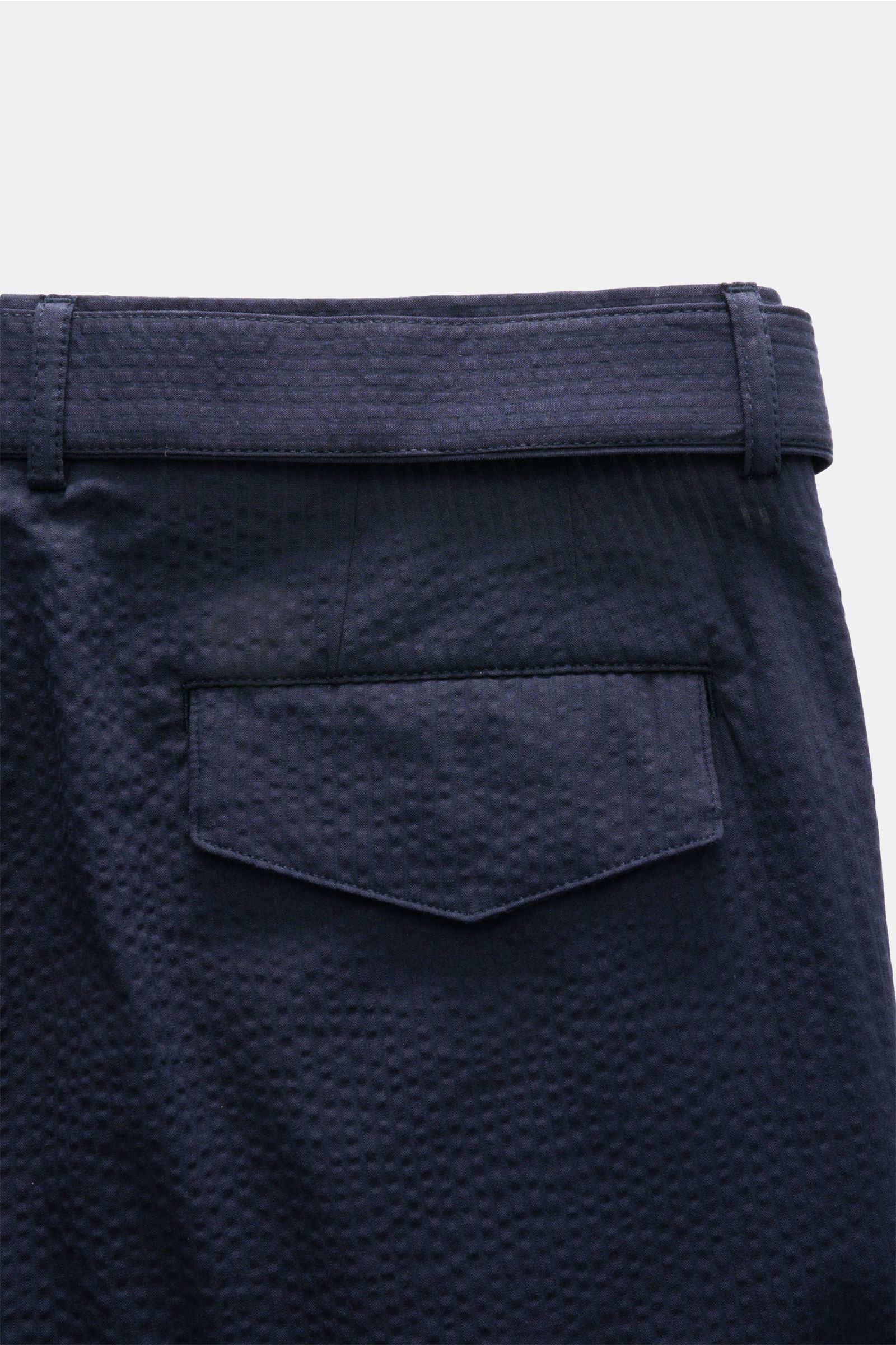 Officine Générale Seersucker-Shorts 'Georges' navy, Detailansicht von hinten oben, Baumwolle, Seersucker, Gürtel, doppelte Bundfalte, Gesäßtasche mit Patte.