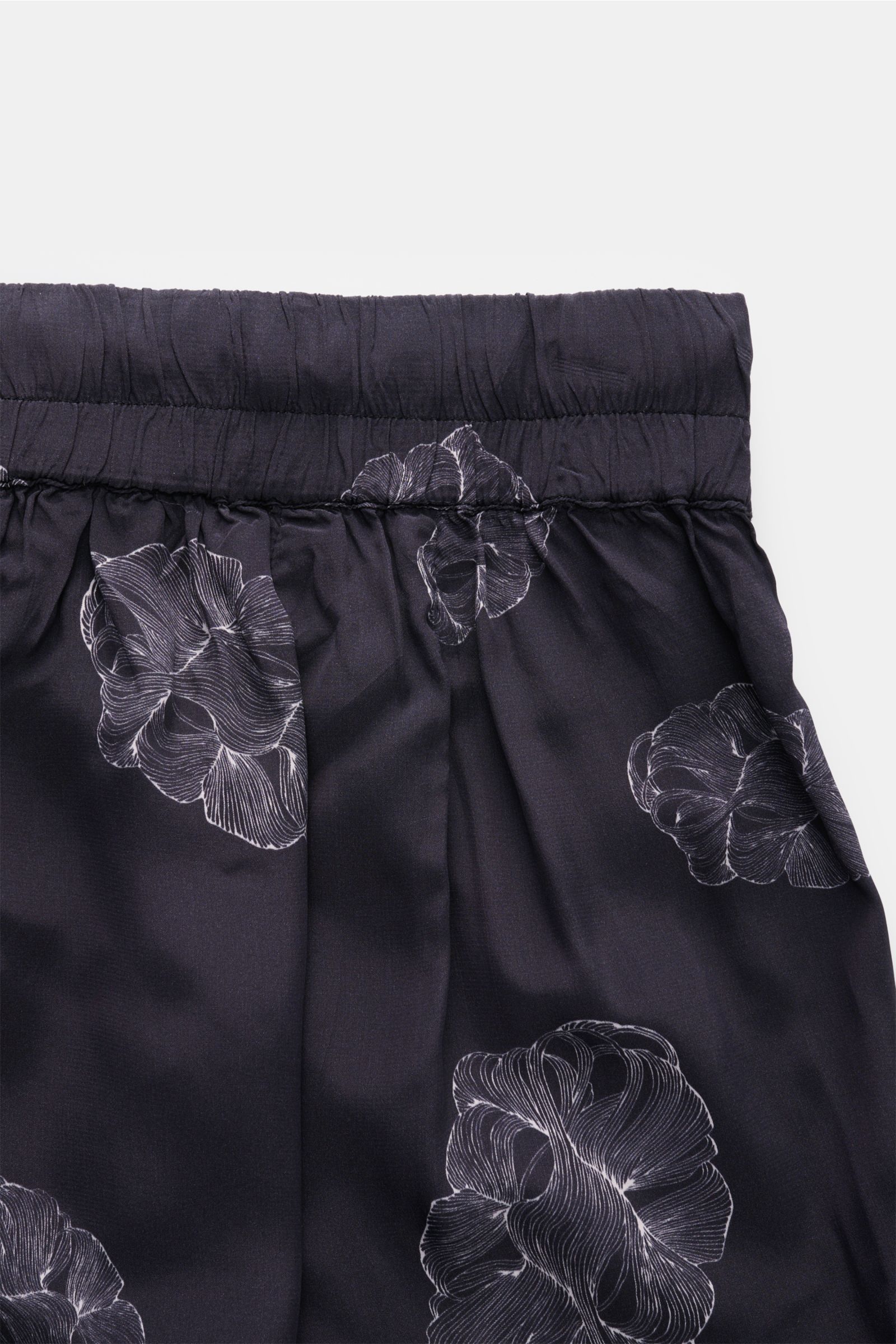 Nahaufnahme der Officine Générale Shorts 'Fynn' schwarz/weiß gemustert von oben fotografiert, elastischer Bund, leichte Viskose, Regular Fit.