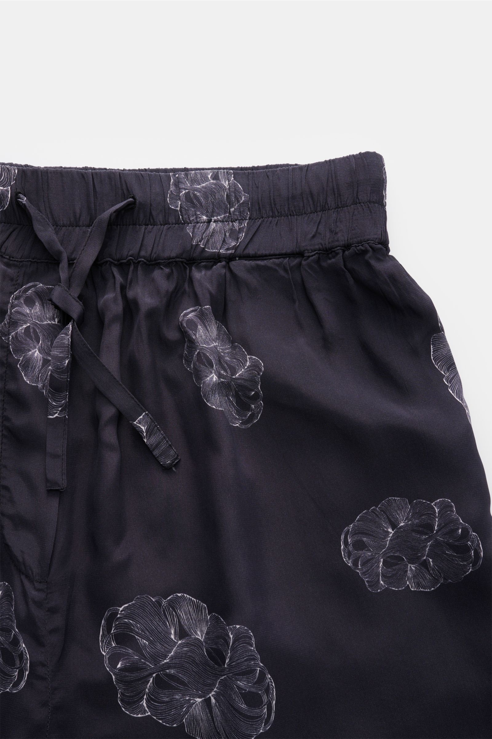 Officine Générale Shorts 'Fynn' schwarz/weiß gemustert, elastischer Bund, Tunnelzug, angedeuteter Eingriff, Taschen, seitliche Nahaufnahme