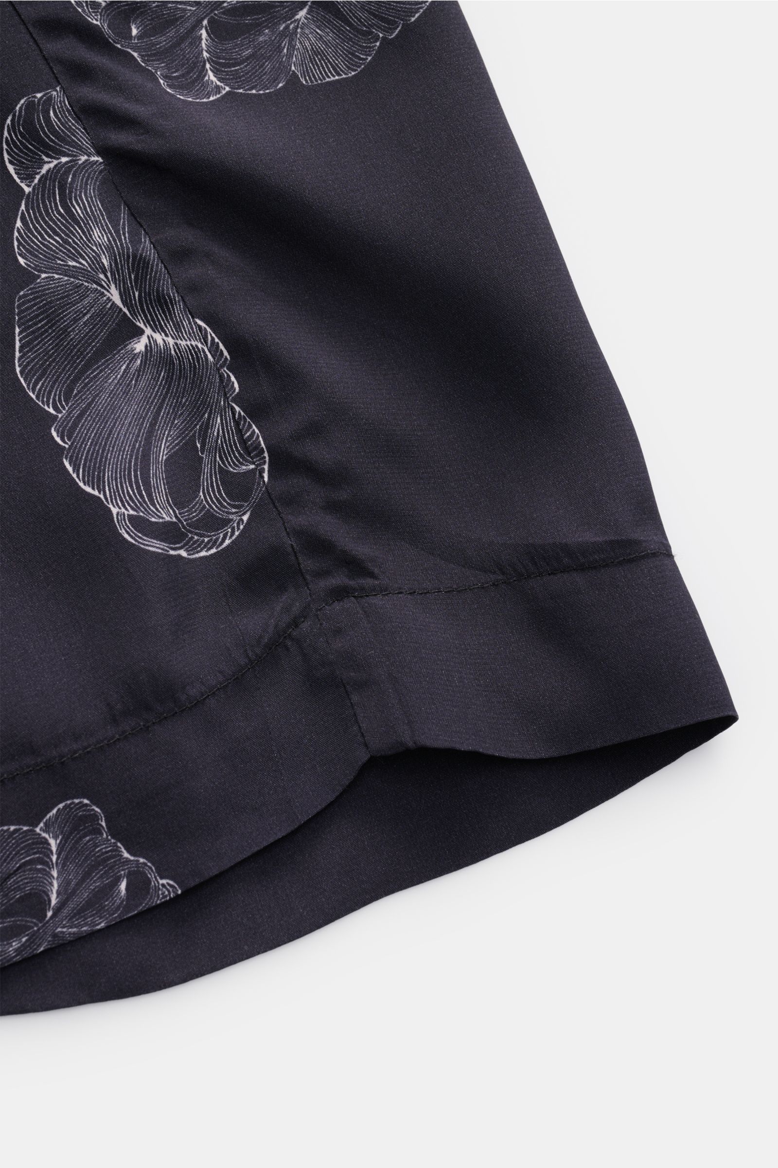 Nahaufnahme der Officine Générale Shorts 'Fynn' schwarz/weiß gemustert von schräg oben, leichte Viskose, Regular Fit, elastischer Bund.