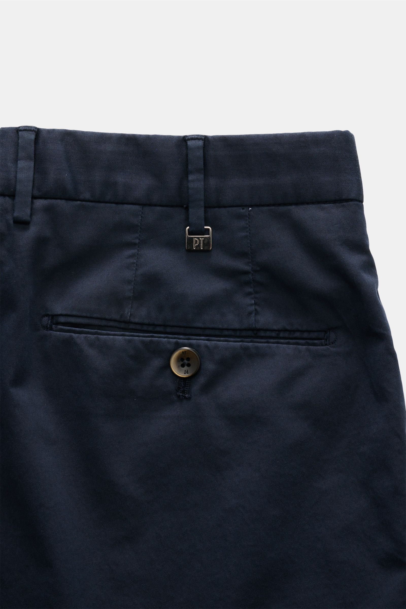 Close-up rear view of PT Torino Bermudas navy shorts showing high waist, back buttoned pockets, and belt loops in smooth cotton fabric.

Typically stylish: These shorts in soft cotton by PT TORINO are the best choice for elegant summer looks.

