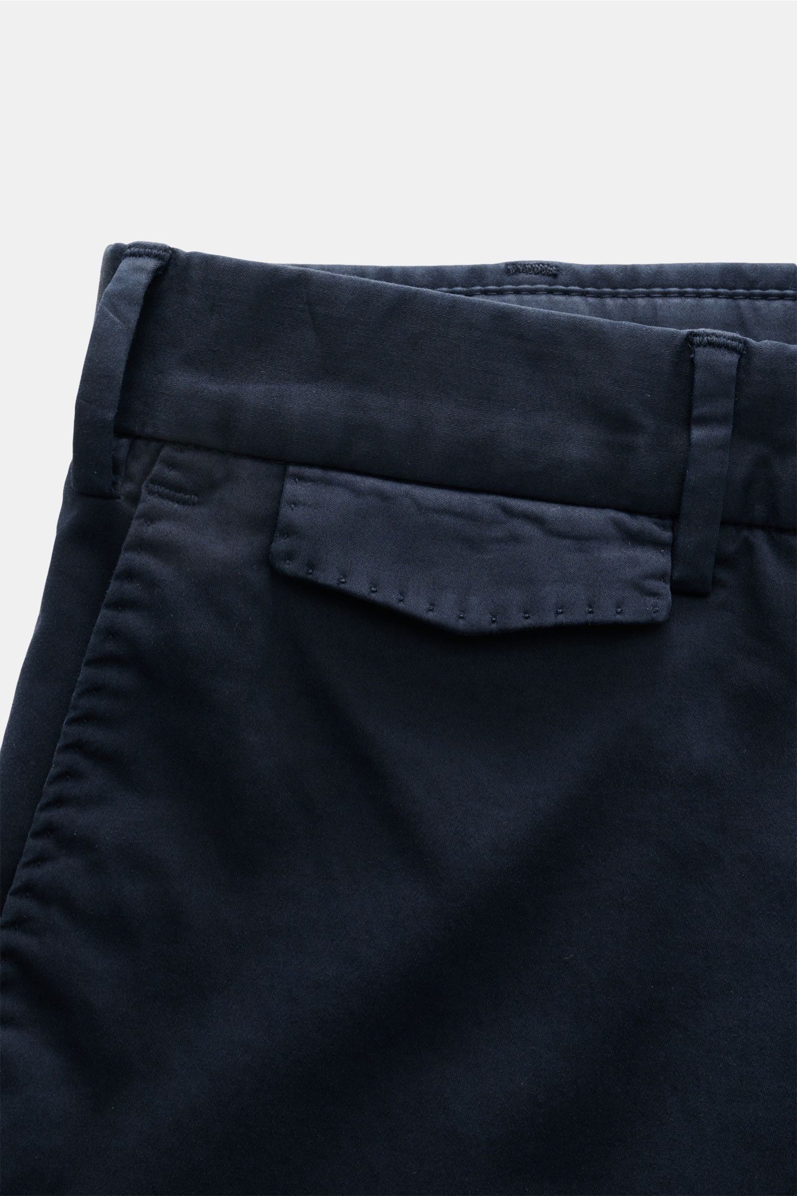 Nahaufnahme der PT Torino Bermudas navy aus geschmeidiger Baumwolle, seitliche Perspektive zeigt Bund, Reißverschluss, Knopf, französische Taschen, Uhrentasche mit Patte und Gesäßtaschen mit Knopf, Regular Fit mit hoher Bundhöhe.