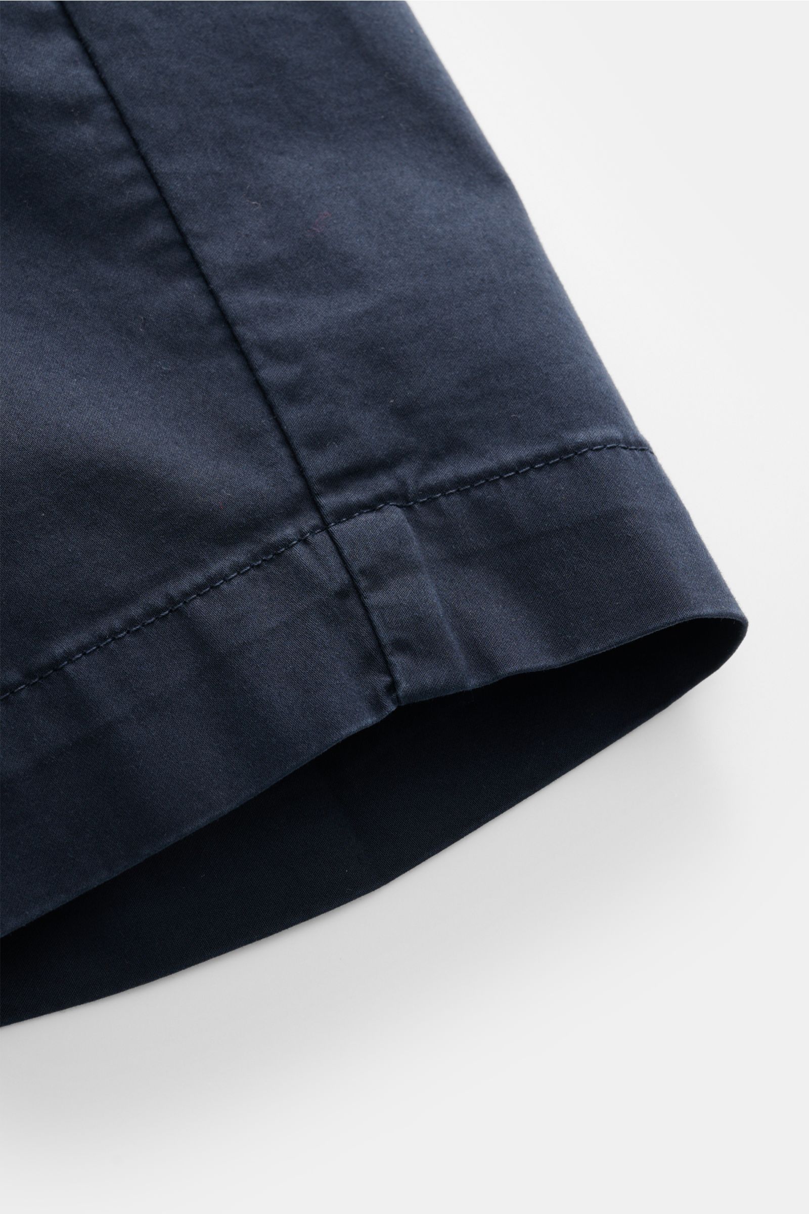 Alt tag (124 characters): Close-up of PT Torino Bermudas navy showing smooth cotton fabric and stitching, photographed from a side angle.

Description: 
Typically stylish: These shorts in soft cotton by PT TORINO are the best choice for elegant summer 