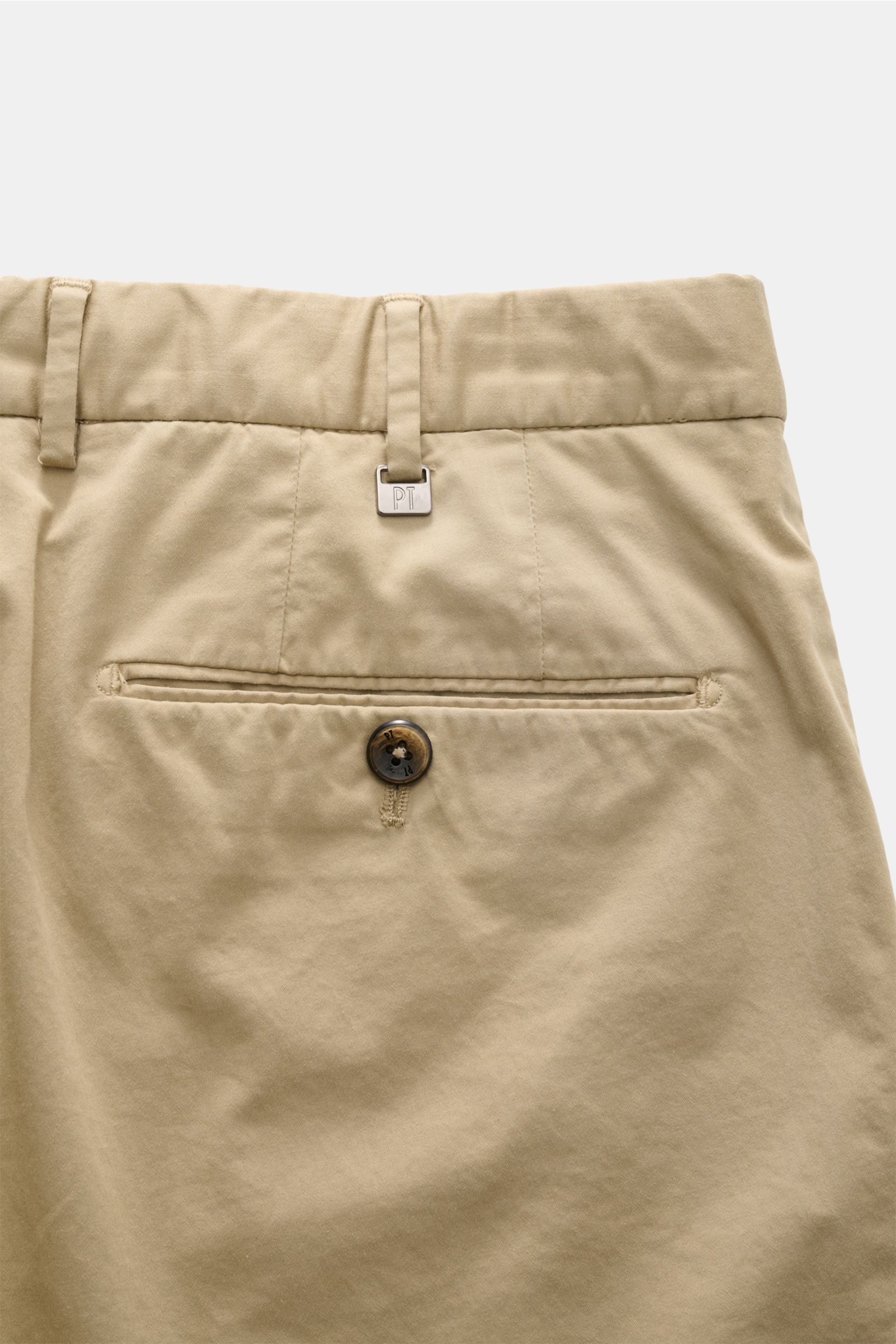 Alt tag (125 characters): Close-up rear view of PT Torino Bermudas sand in soft cotton with buttoned back pocket and belt loops, smooth fabric.

Typically stylish: These shorts in soft cotton by PT TORINO are the best choice for elegant summer looks.