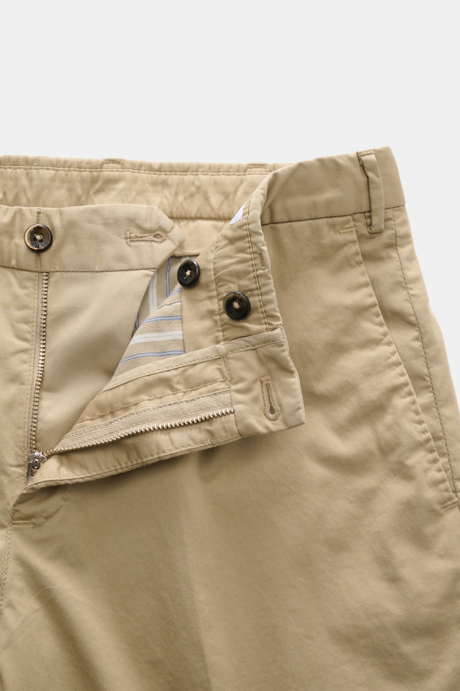Alt tag (125 characters max): Close-up front view of PT Torino Bermudas sand with open zipper, buttons, and waistband in soft sand cotton fabric.

Description: 
Typically stylish: These shorts in soft cotton by PT TORINO are the best choice for elegant