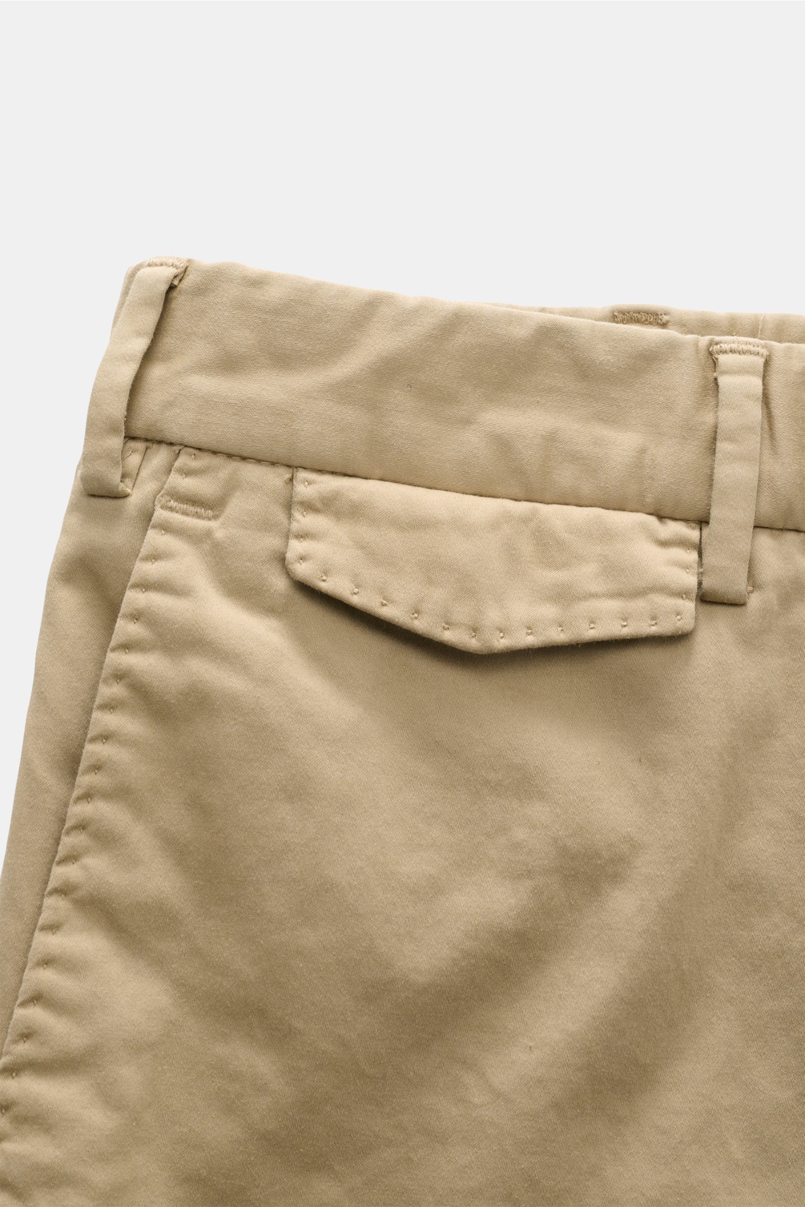 Close-up rear view of PT Torino Bermudas sand in smooth, slightly elastic cotton with back buttoned pocket and belt loops.

Typically stylish: These shorts in soft cotton by PT TORINO are the best choice for elegant summer looks.

Smooth co