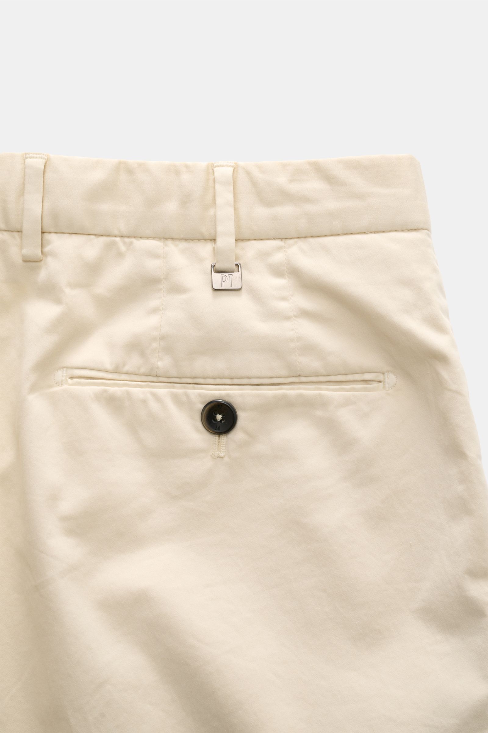 Close-up rear view of PT Torino Bermudas cream in soft cotton, showing back pockets with button and belt loops.

Typically stylish: These shorts in soft cotton by PT TORINO are the best choice for elegant summer looks.

Smooth cotton
