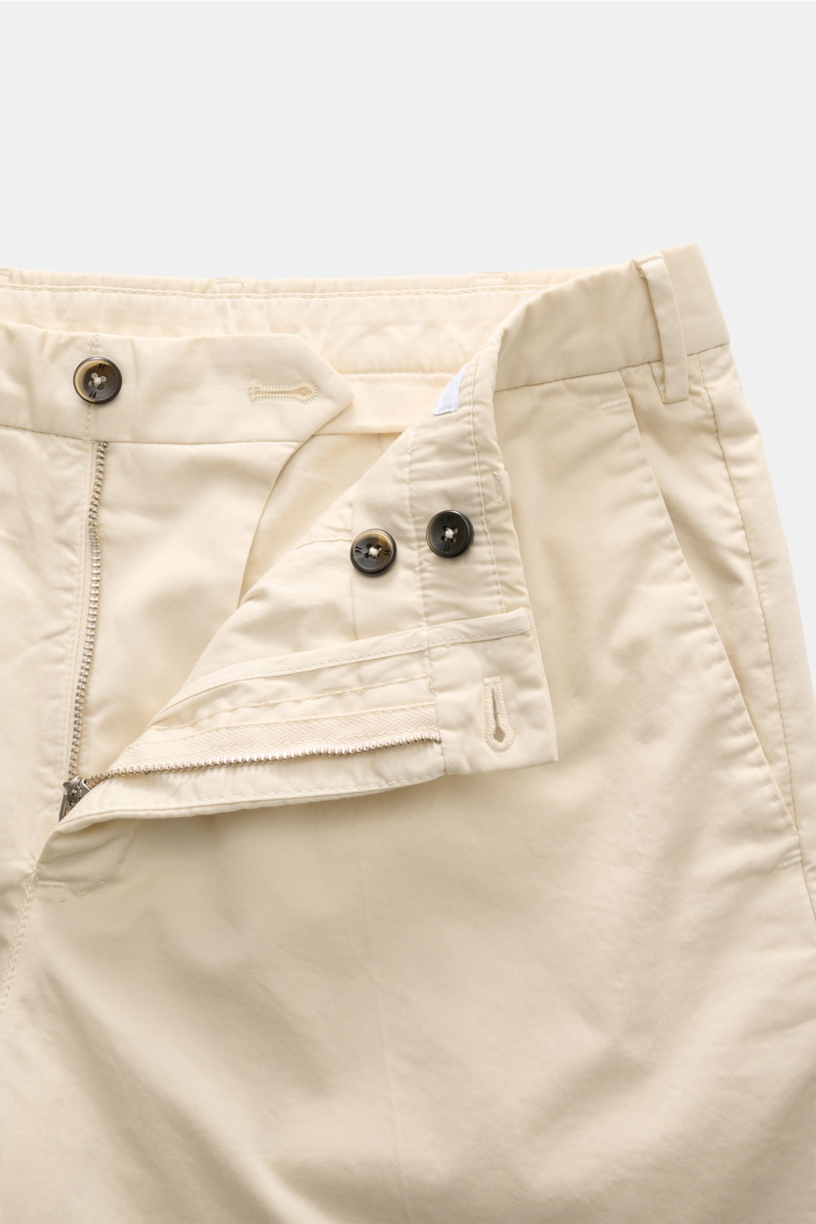 Close-up front view of PT Torino Bermudas cream shorts showing zipper, button, and waistband details in soft cotton fabric.

Description:
Typically stylish: These shorts in soft cotton by PT TORINO are the best choice for elegant summer looks.
