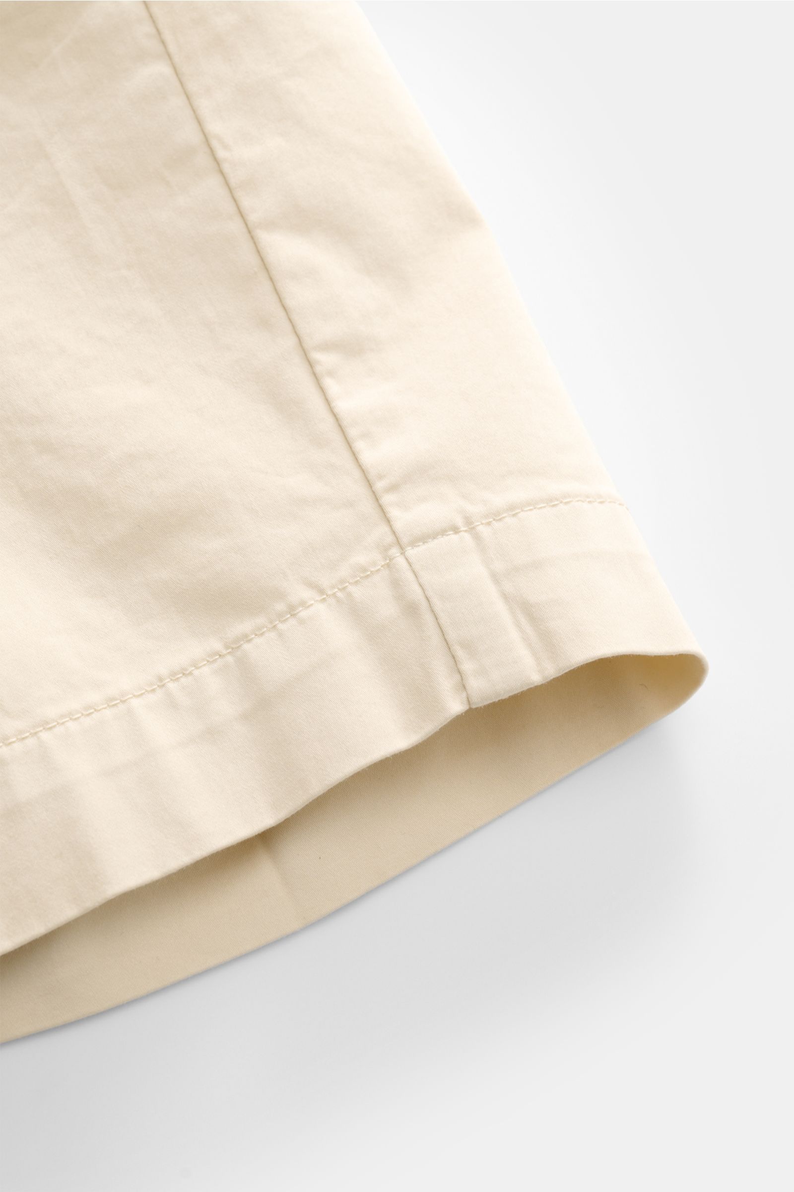Close-up of the hem and side seam of PT Torino Bermudas cream shorts in soft, slightly elasticated cotton, photographed from a side angle.

Typically stylish: These shorts in soft cotton by PT TORINO are the best choice for elegant summer looks.
