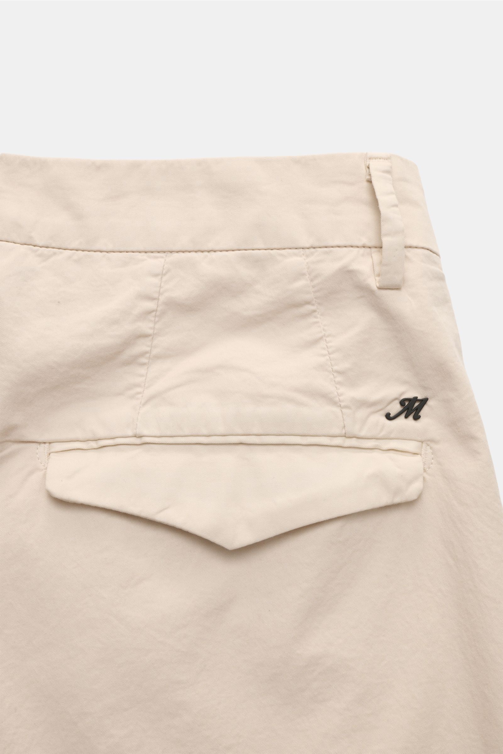 Mason's Shorts 'Torino' sand, Rückansicht mit Gesäßtasche, feiner Baumwolltwill, elastisch, Regular Fit, Saumaufschlag und M-Weblabel.