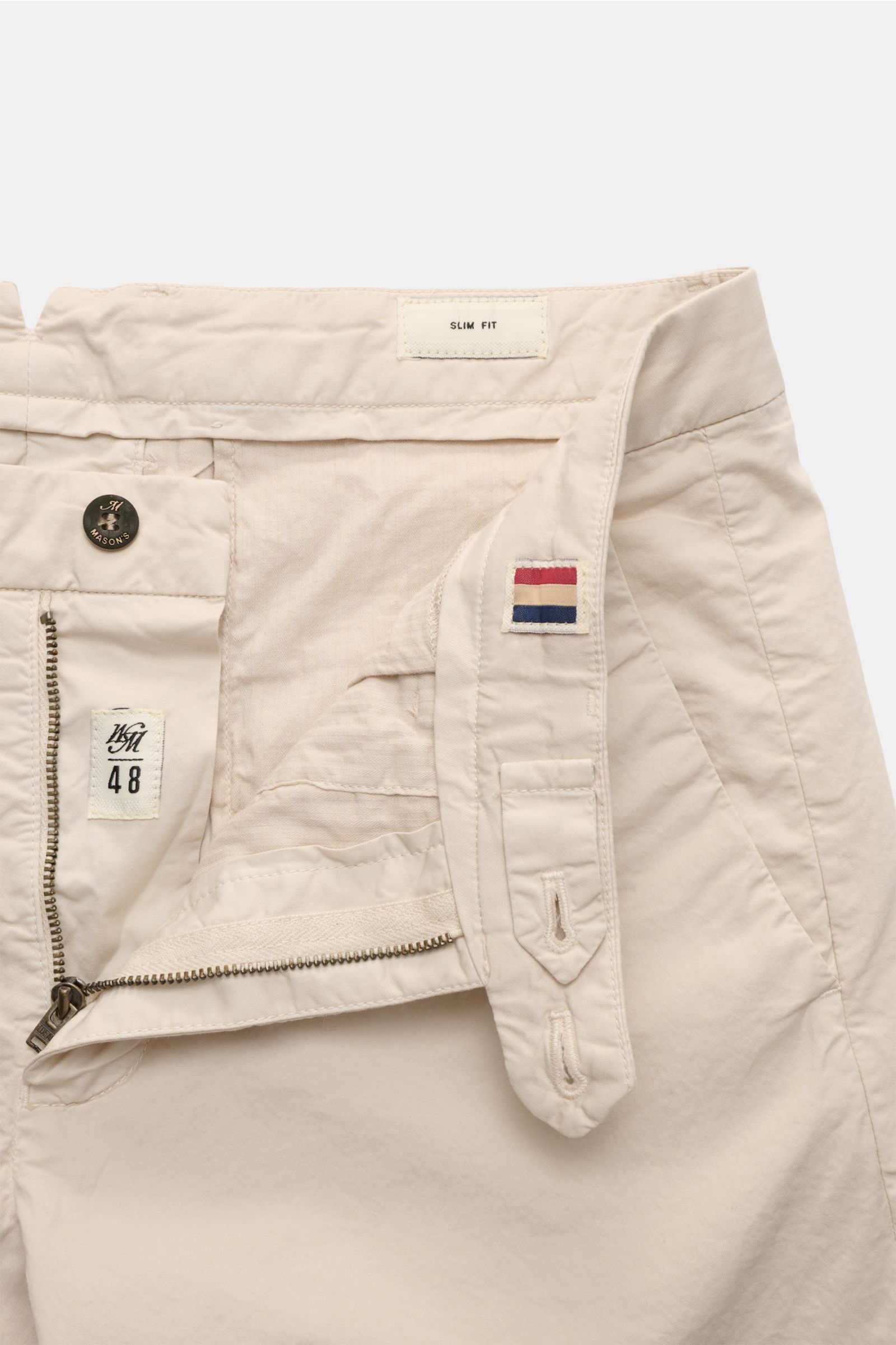 Mason's Shorts 'Torino' sand im Detail von vorne mit geöffnetem Reißverschluss, elastischem Baumwolltwill, Bundknopf, französischen Taschen, kleinem Weblabel.