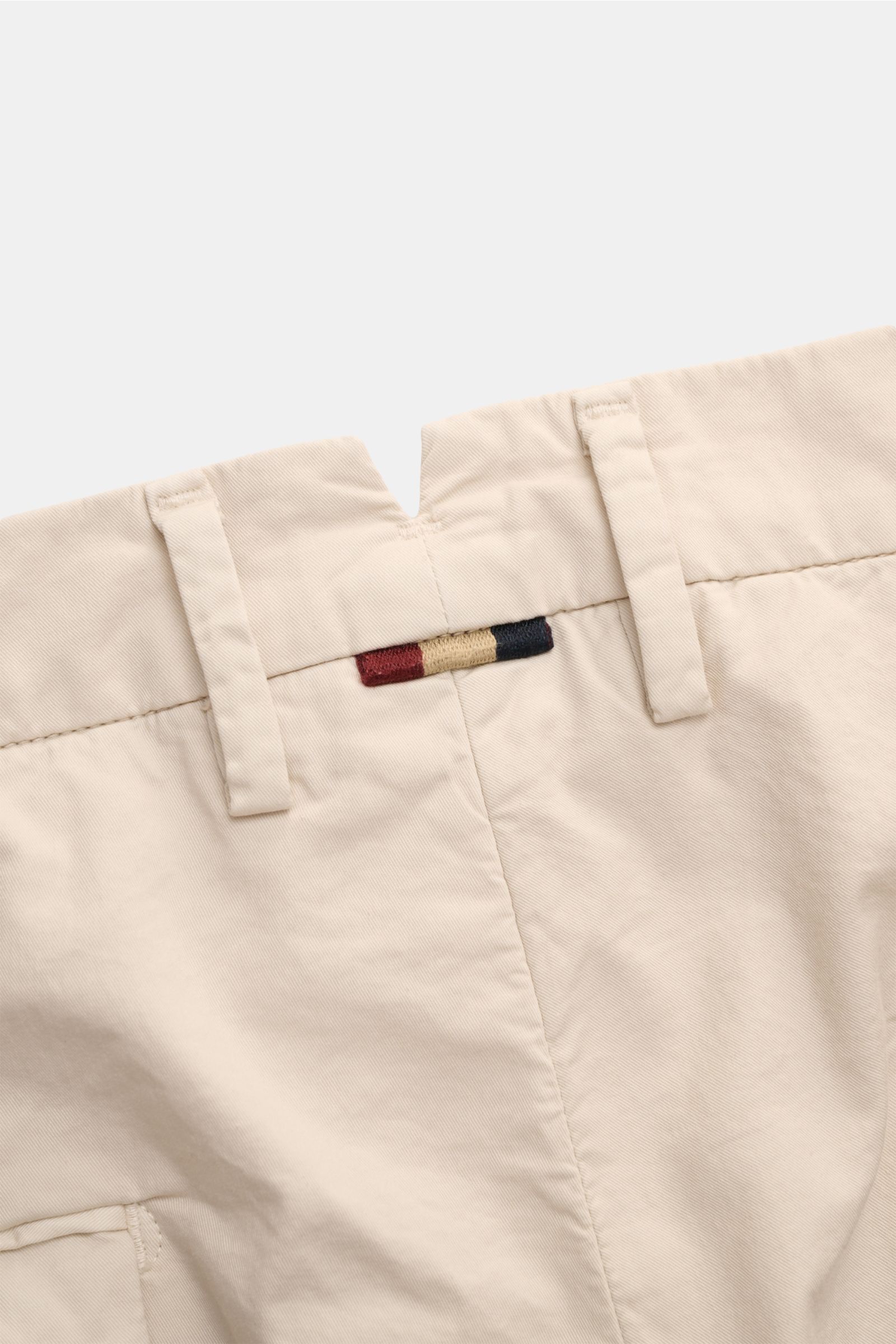 Nahaufnahme der Rückseite der Mason's Shorts 'Torino' sand aus elastischer Baumwolle mit fixiertem Saumaufschlag und kleinem Weblabel.