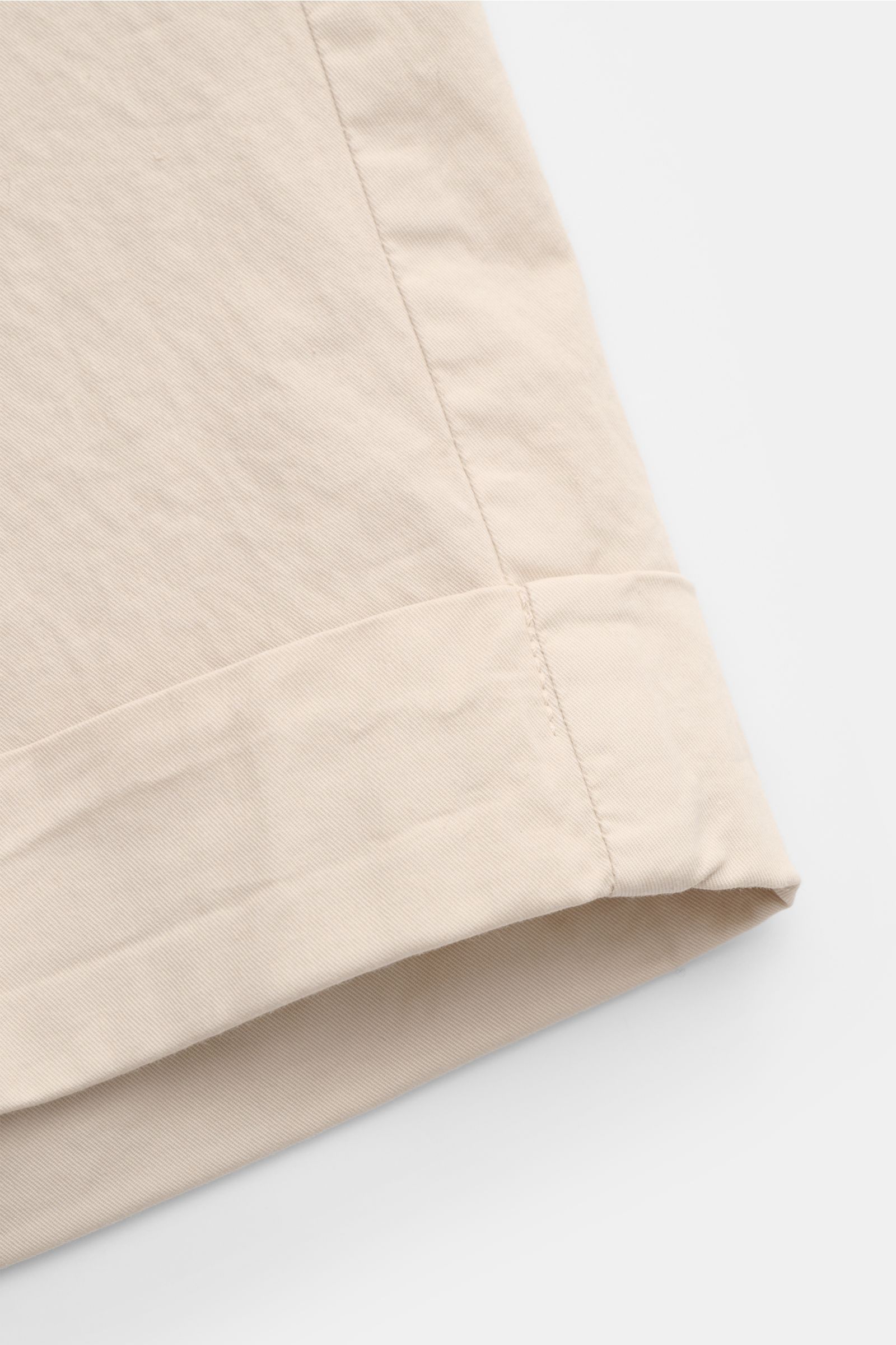 Nahaufnahme der fixierten Saumaufschläge der Mason's Shorts 'Torino' sand aus elastischer Baumwolle mit feinem Baumwolltwill.