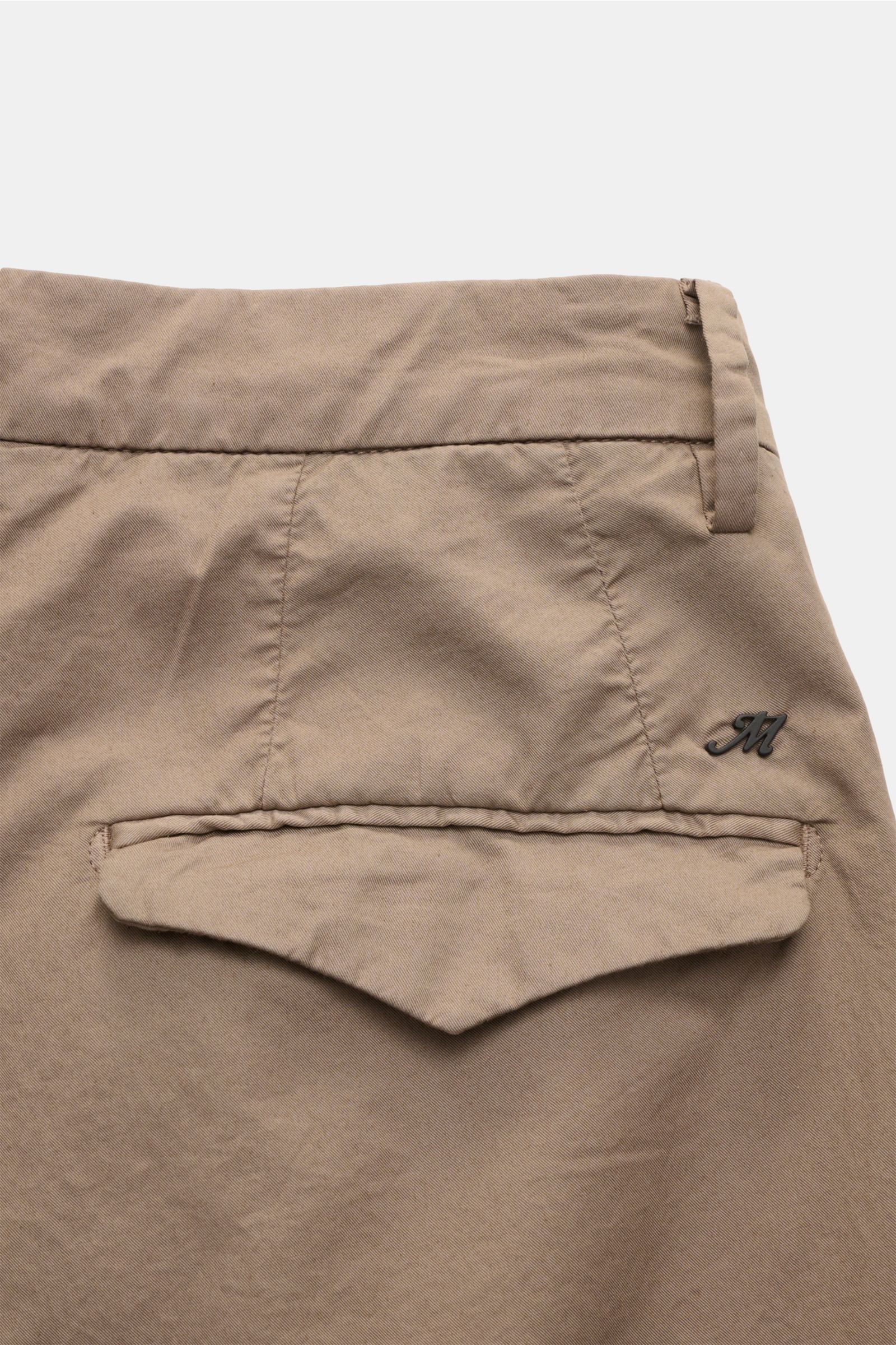 Mason's Shorts 'Torino' graubraun in Nahaufnahme von hinten, feiner Baumwolltwill, elastisch, mit Patten-Gesäßtasche und M-Logo.