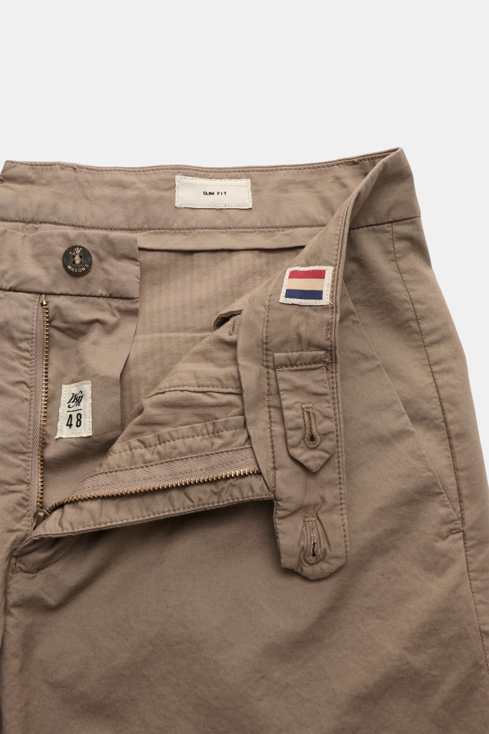 Mason's Shorts 'Torino' graubraun aus elastischer Baumwolle, Frontansicht mit offenem Reißverschluss, Bundknopf und MASON'S-Weblabel.