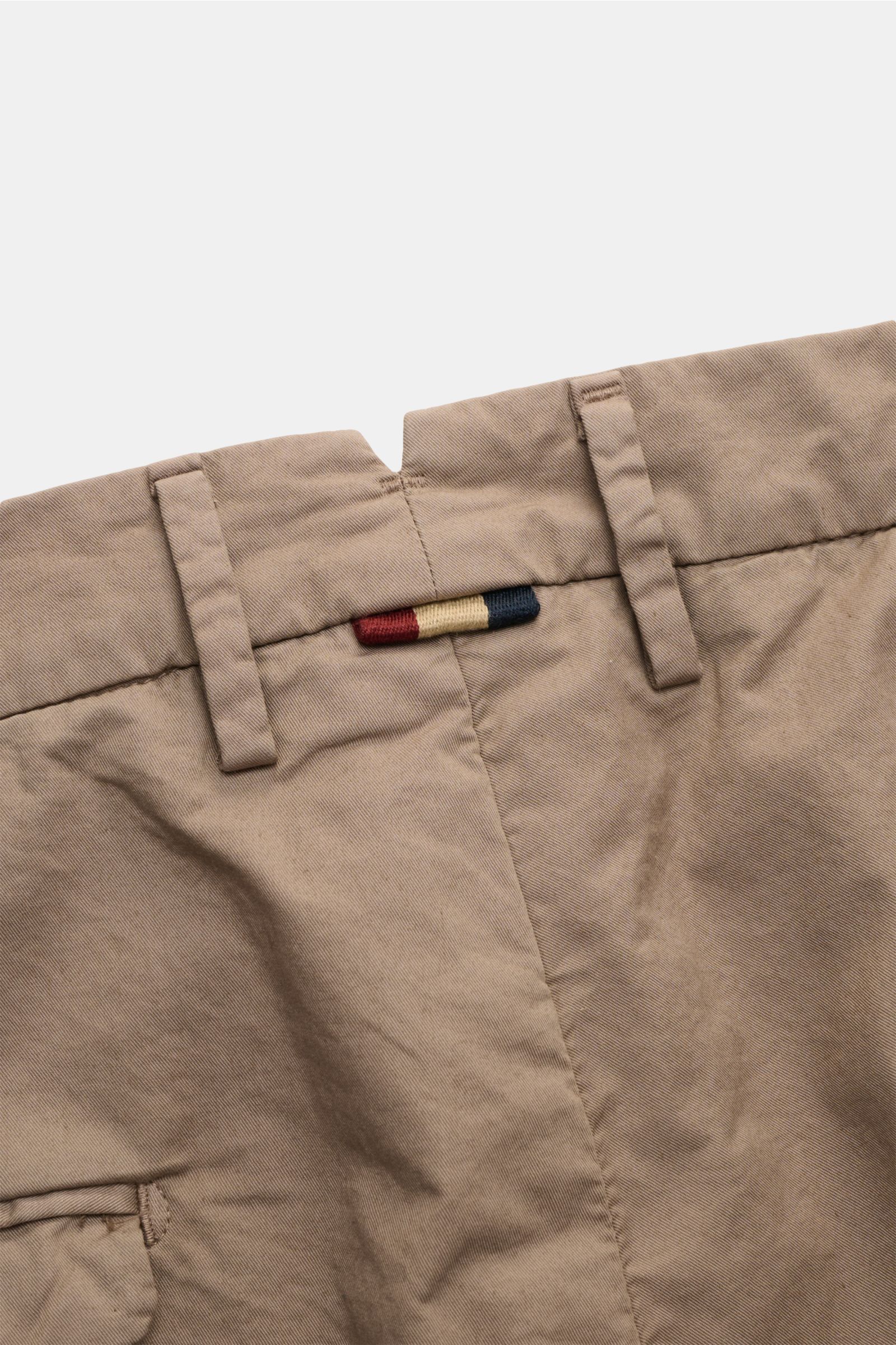 Mason's Shorts 'Torino' graubraun aus elastischem Baumwolltwill mit Bund, Gürtelschlaufen, kleinem Label, Saumaufschlag, Detail von hinten.
