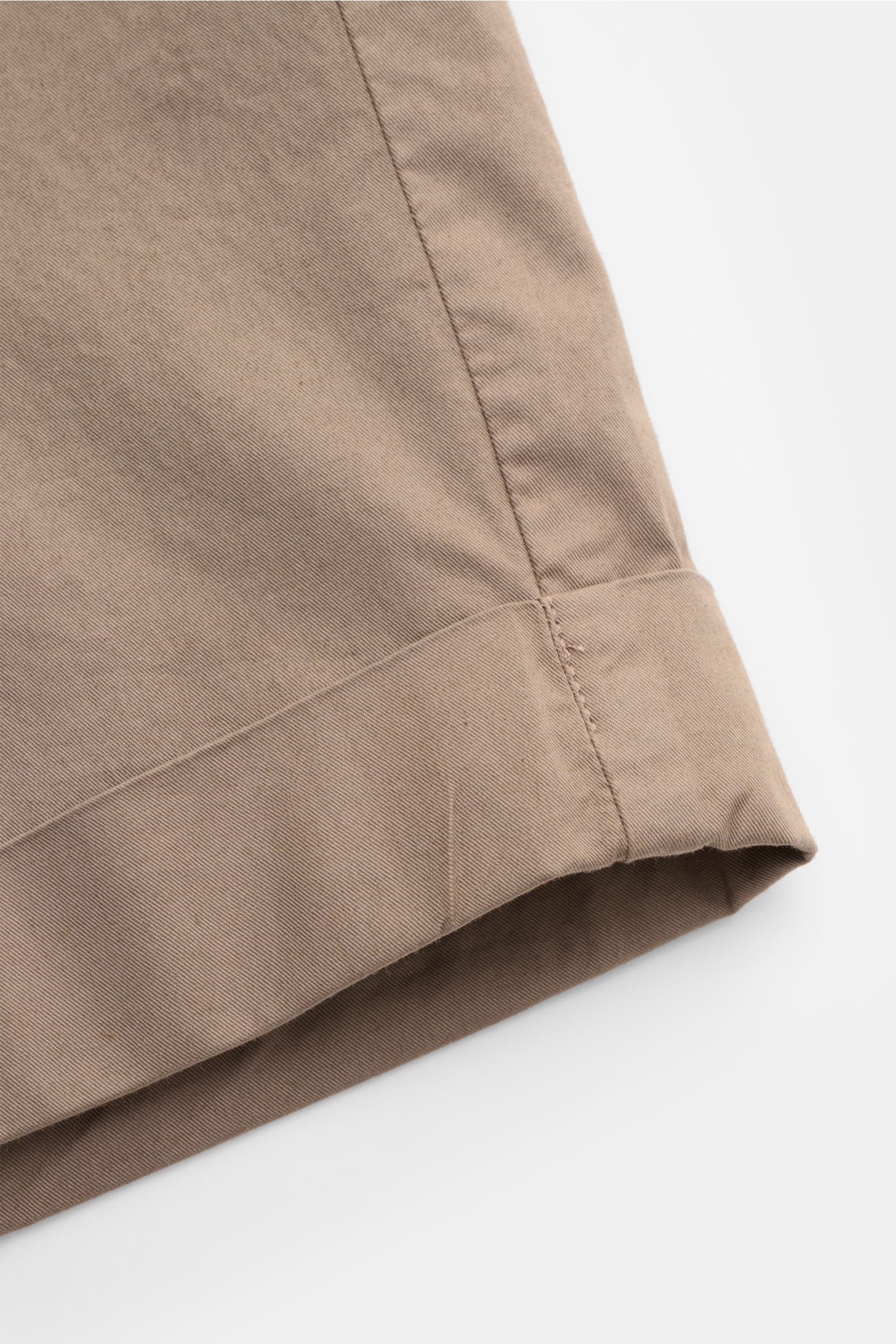 Mason's Shorts 'Torino' graubraun, Nahaufnahme Saumaufschlag und feiner Baumwolltwill, elastische, weiche Qualität, Regular Fit, fixierter Saum.