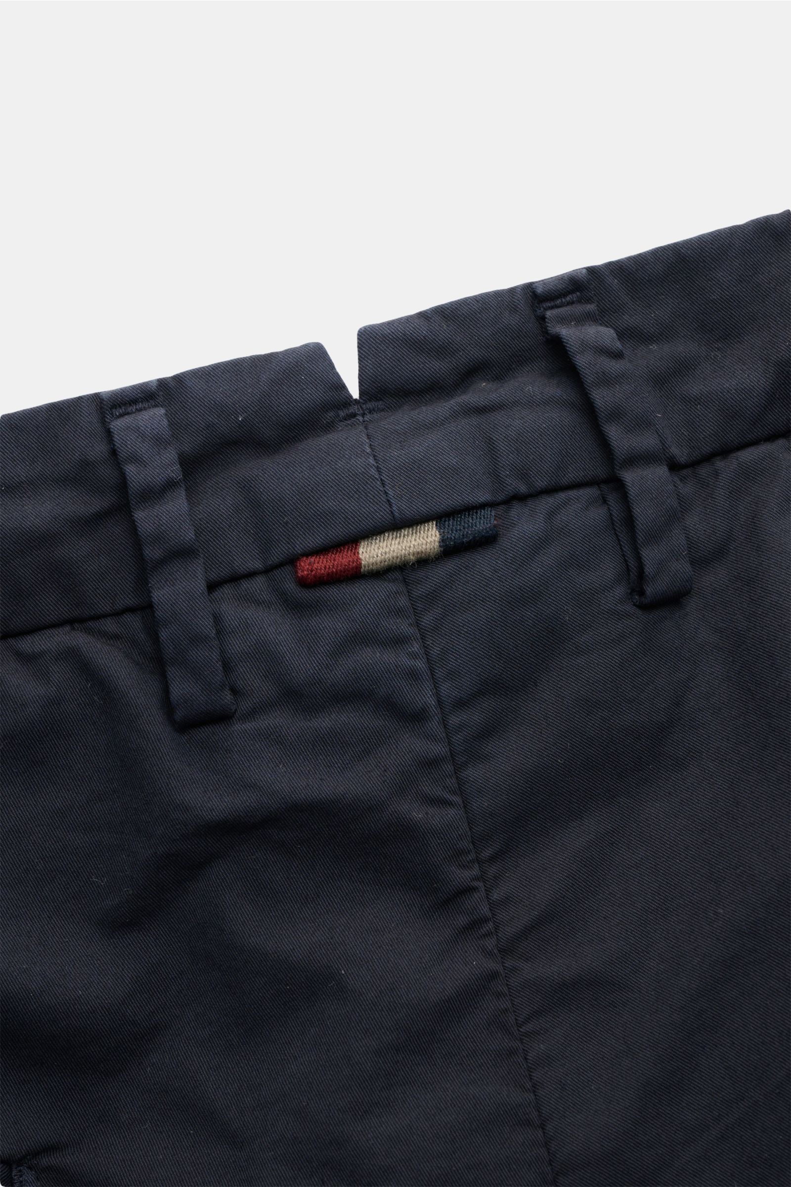 Nahaufnahme der Mason's Shorts 'Torino' navy von hinten, zeigt elastischen Baumwolltwill, Bundschlaufen und kleines Weblabel.