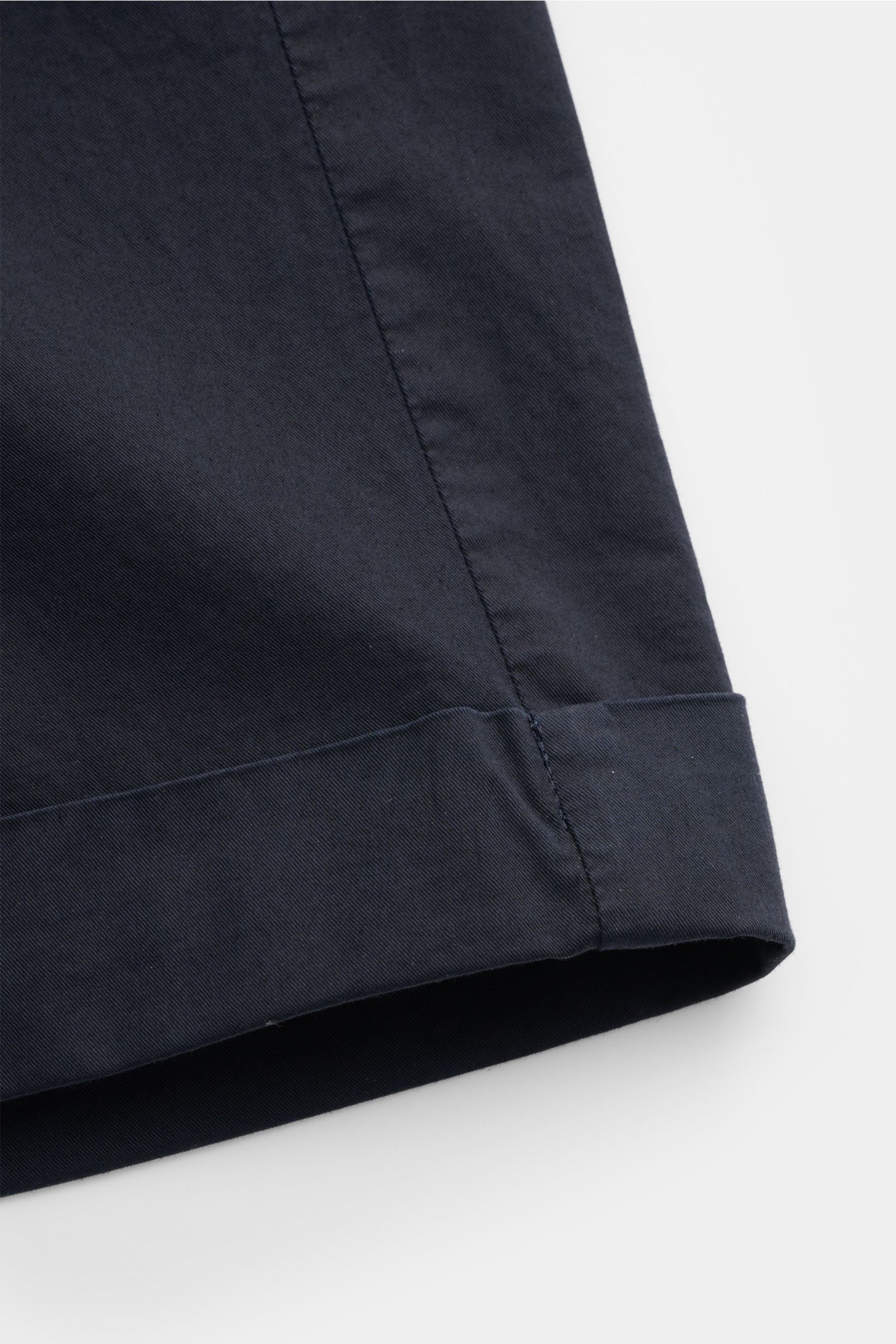 Mason's Shorts 'Torino' navy, Detailaufnahme Saumaufschlag aus elastischem Baumwolltwill, weicher Griff, Regular Fit, vielseitig kombinierbar.