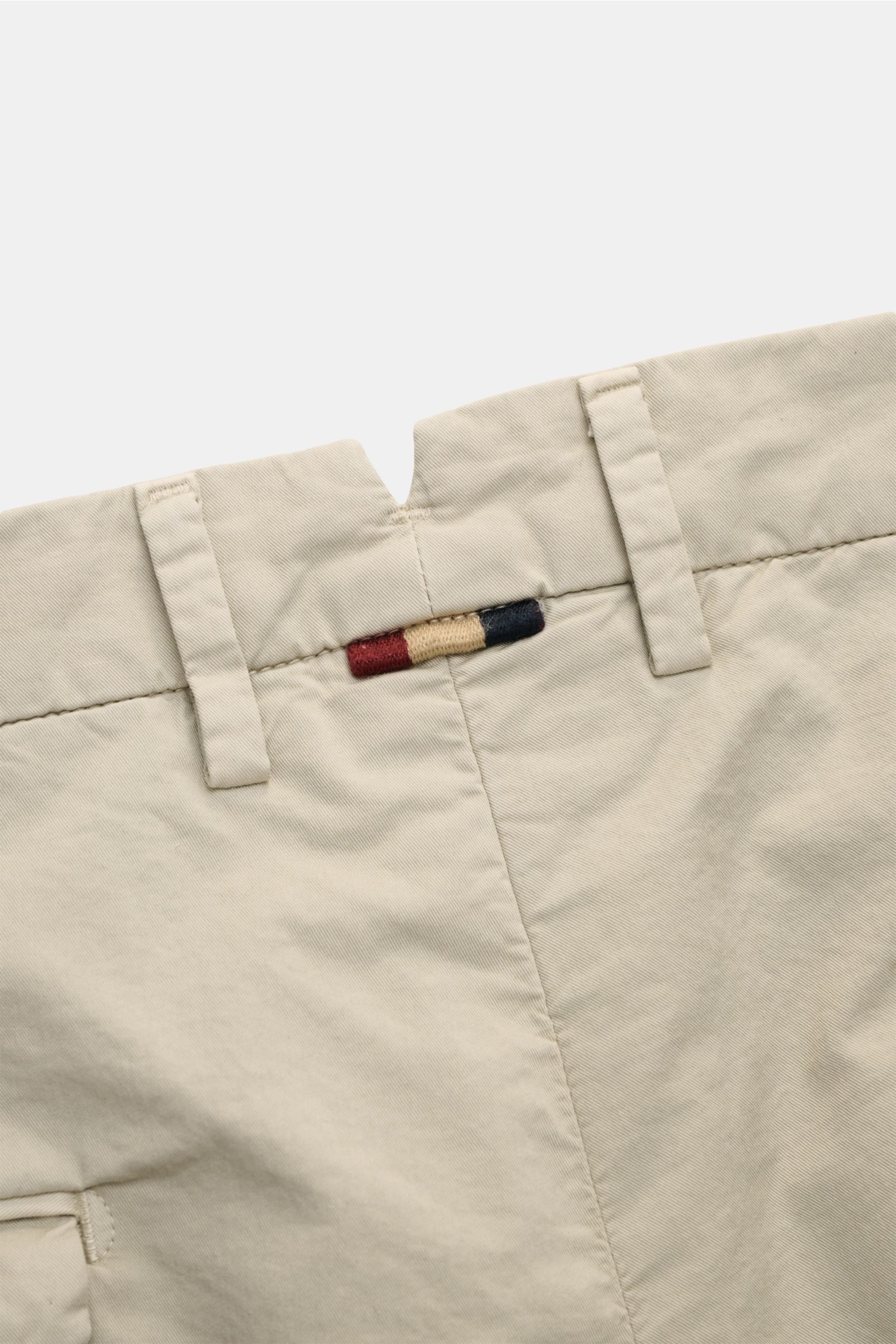 Mason's Shorts 'Torino' beige, Detailaufnahme von hinten oben, feiner Baumwolltwill, elastisch, mit Gürtelschlaufen und kleinem MASON'S-Weblabel.