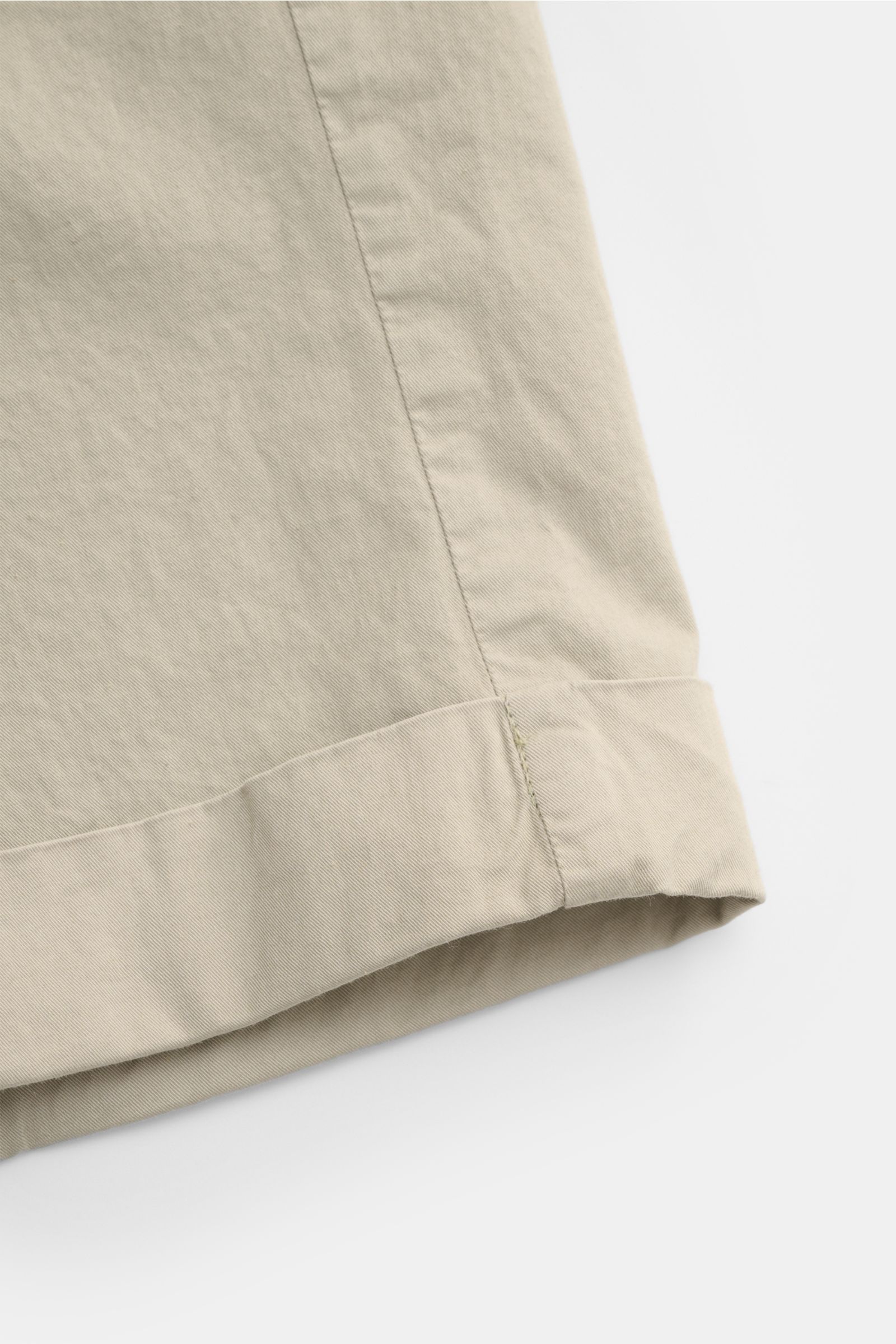 Nahaufnahme der beige Mason's Shorts 'Torino' mit fixiertem Saumaufschlag, feinem Baumwolltwill und elastischer, weicher Qualität.