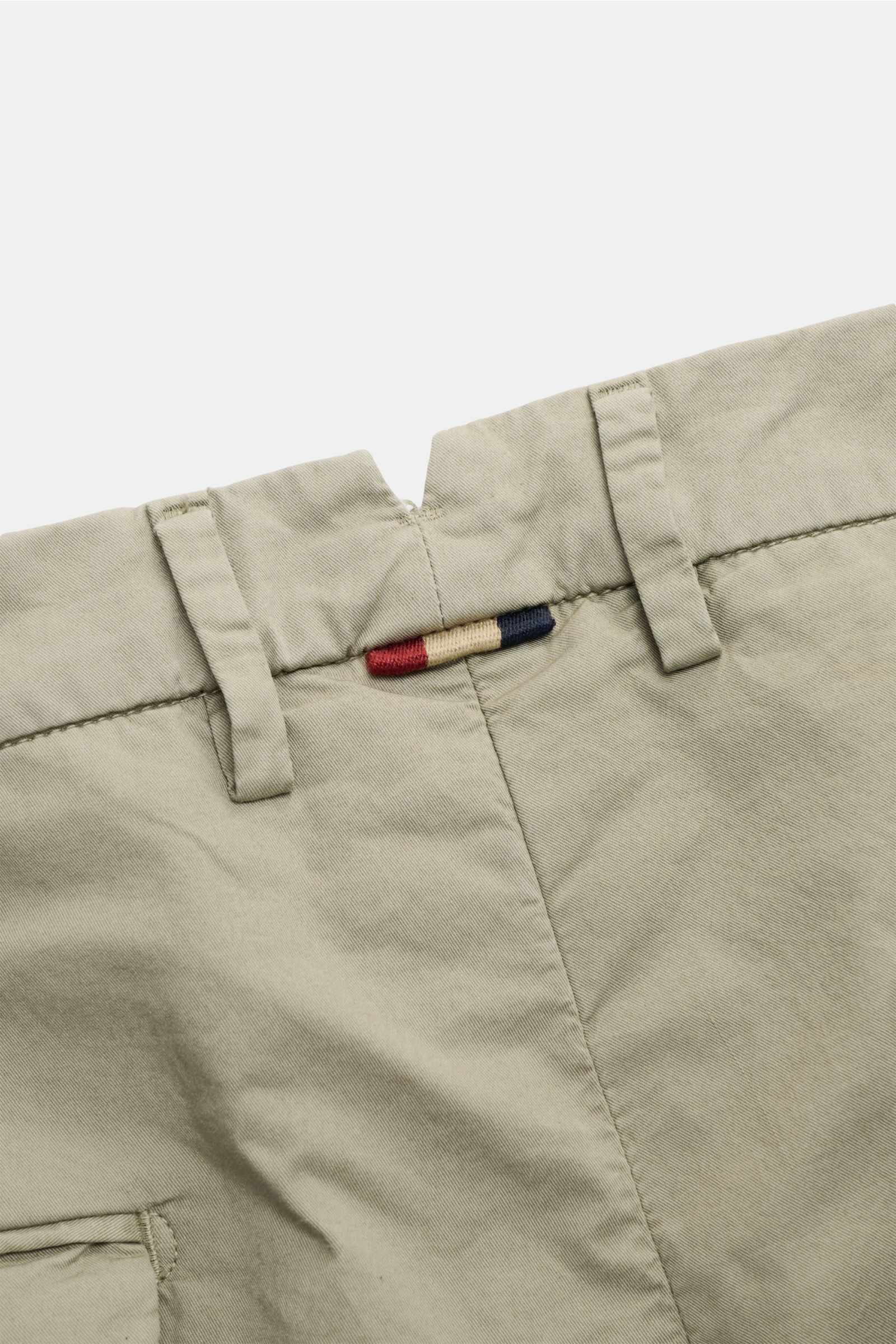 Close-up rear view of Mason's Shorts 'Torino' grey-green, showcasing fine cotton twill, elasticated fabric, and small MASON'S woven label on belt loop. 

Description: Off on a spring getaway: You will be perfectly equipped with the 'Torino' shorts from