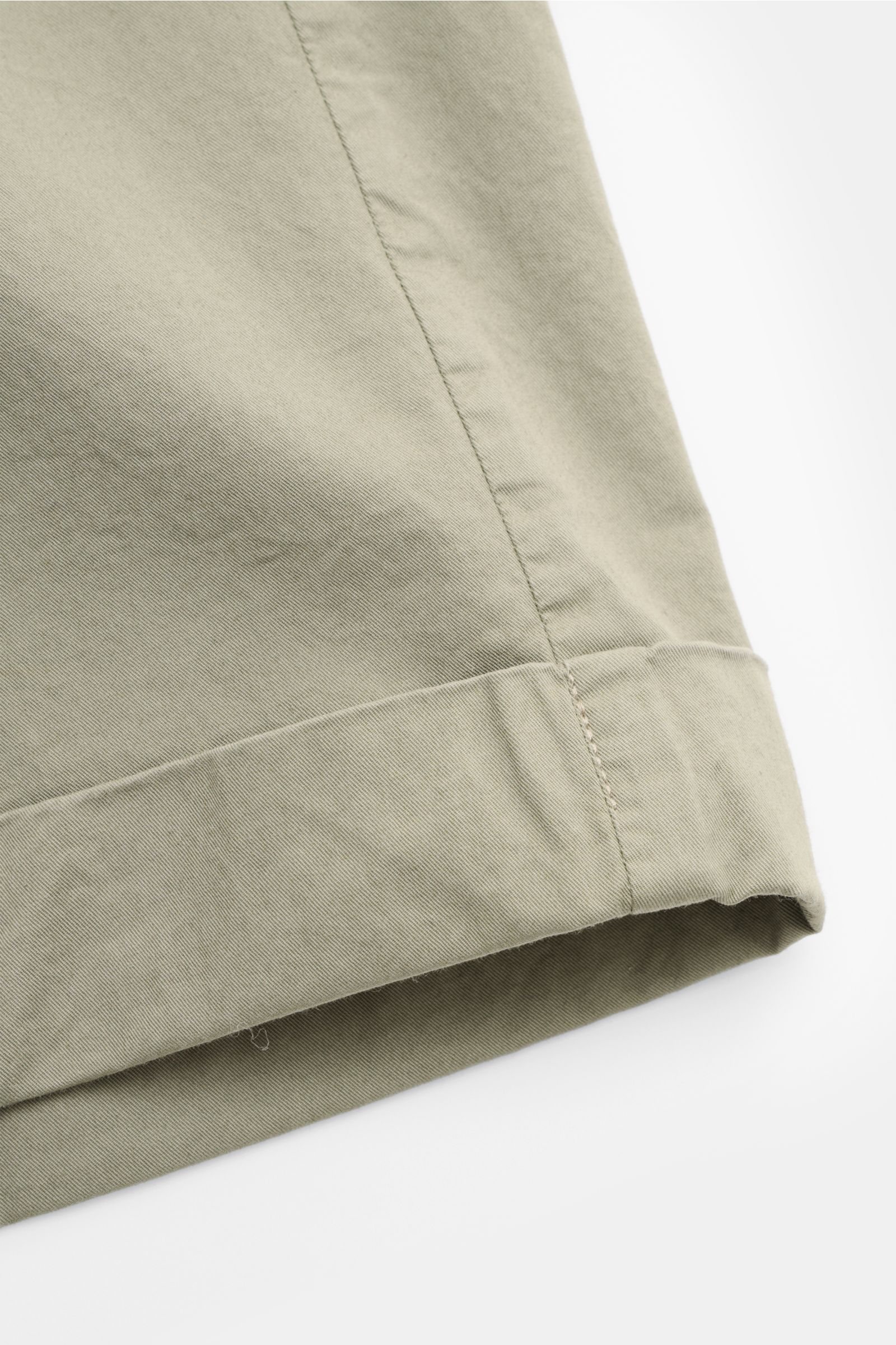 Close-up view of the hem of Mason's Shorts 'Torino' grey-green, showcasing fine cotton twill, fixed hem turn-up, and detailed stitching.

Off on a spring getaway: You will be perfectly equipped with the 'Torino' shorts from MASON'S. Lightweight stretch
