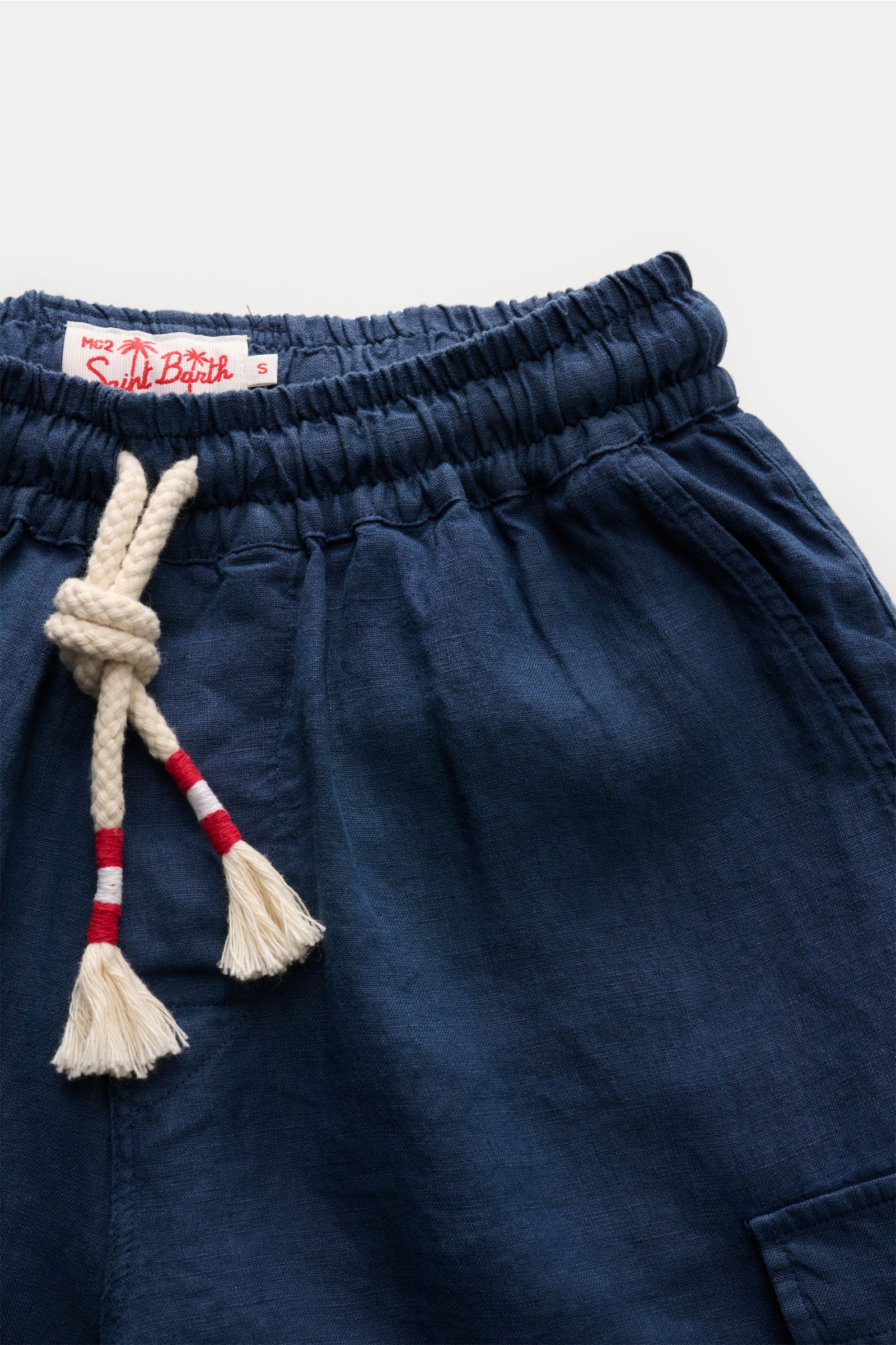 Close-up front view of MC2 Saint Barth Leinen Cargo-Shorts 'Marseille' navy, showing elastic waistband with cream drawstring with red accents, lightweight linen fabric, and visible front pocket details.