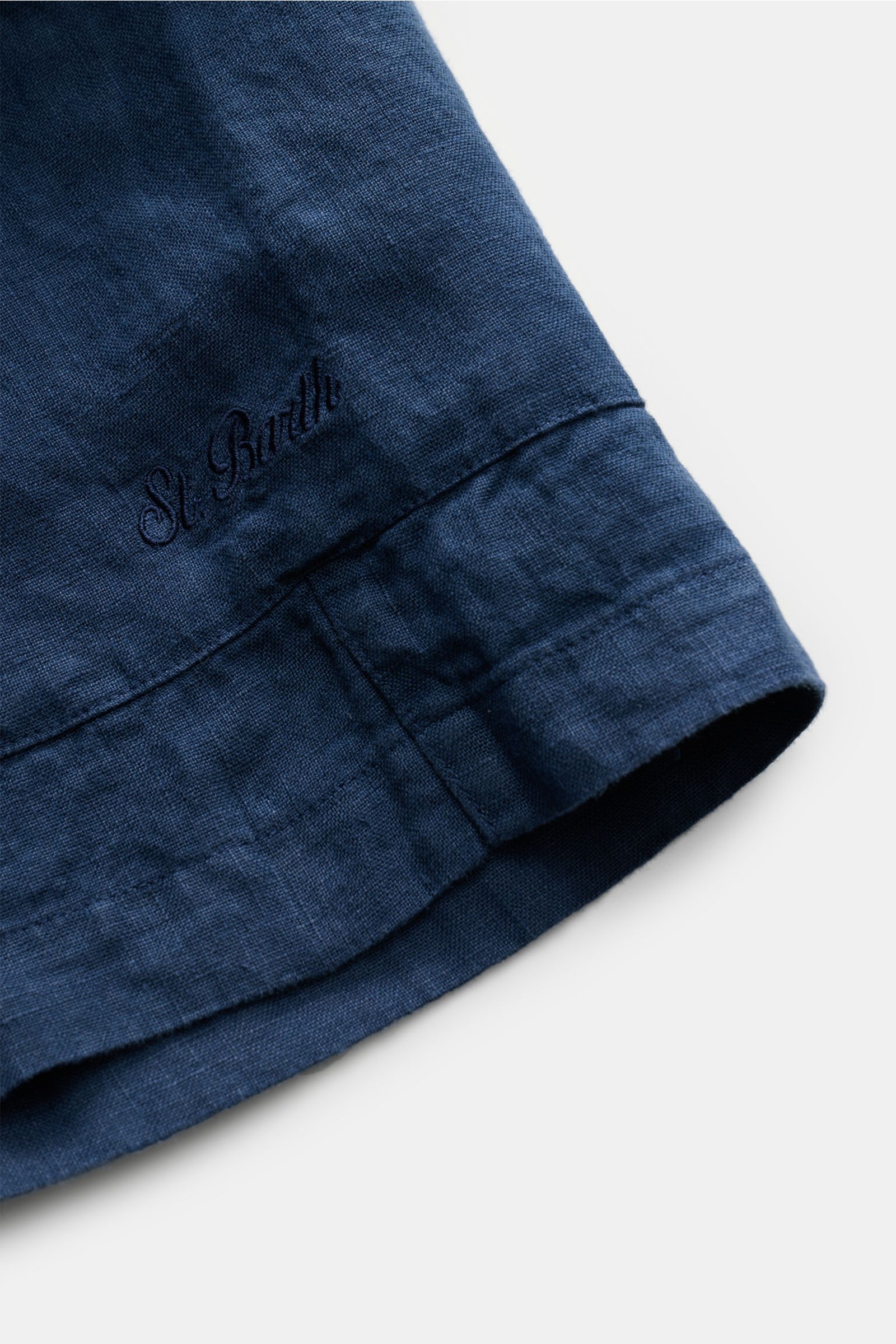 Close-up side detail of MC2 Saint Barth Leinen Cargo-Shorts 'Marseille' navy, showing linen texture and tonal 'St Barth' embroidery on the hem.