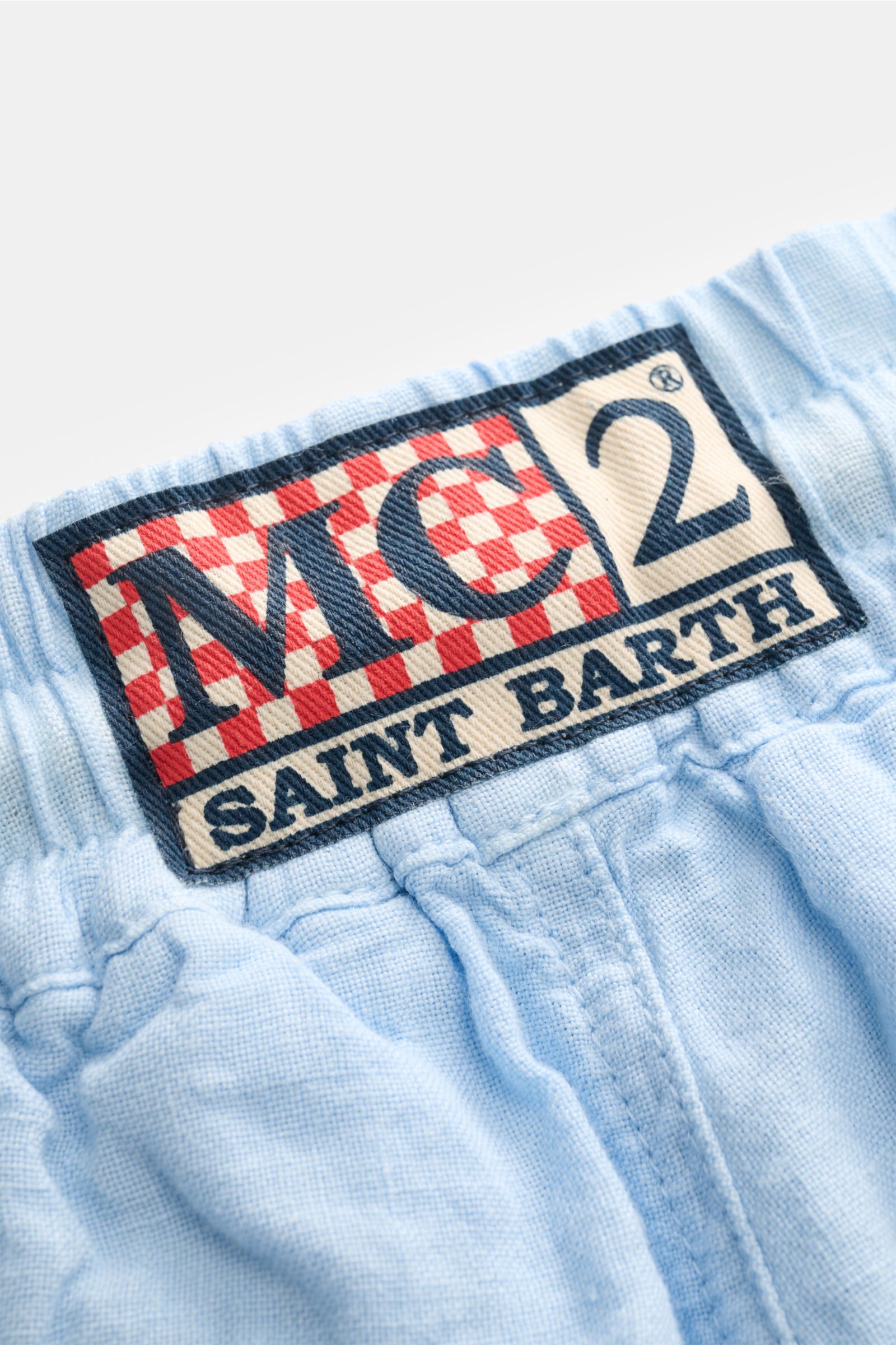 MC2 Saint Barth Leinen Cargo-Shorts 'Marseille' hellblau, Detailansicht elastischer Bund mit Weblabel, reines Leinen, leichte Struktur.