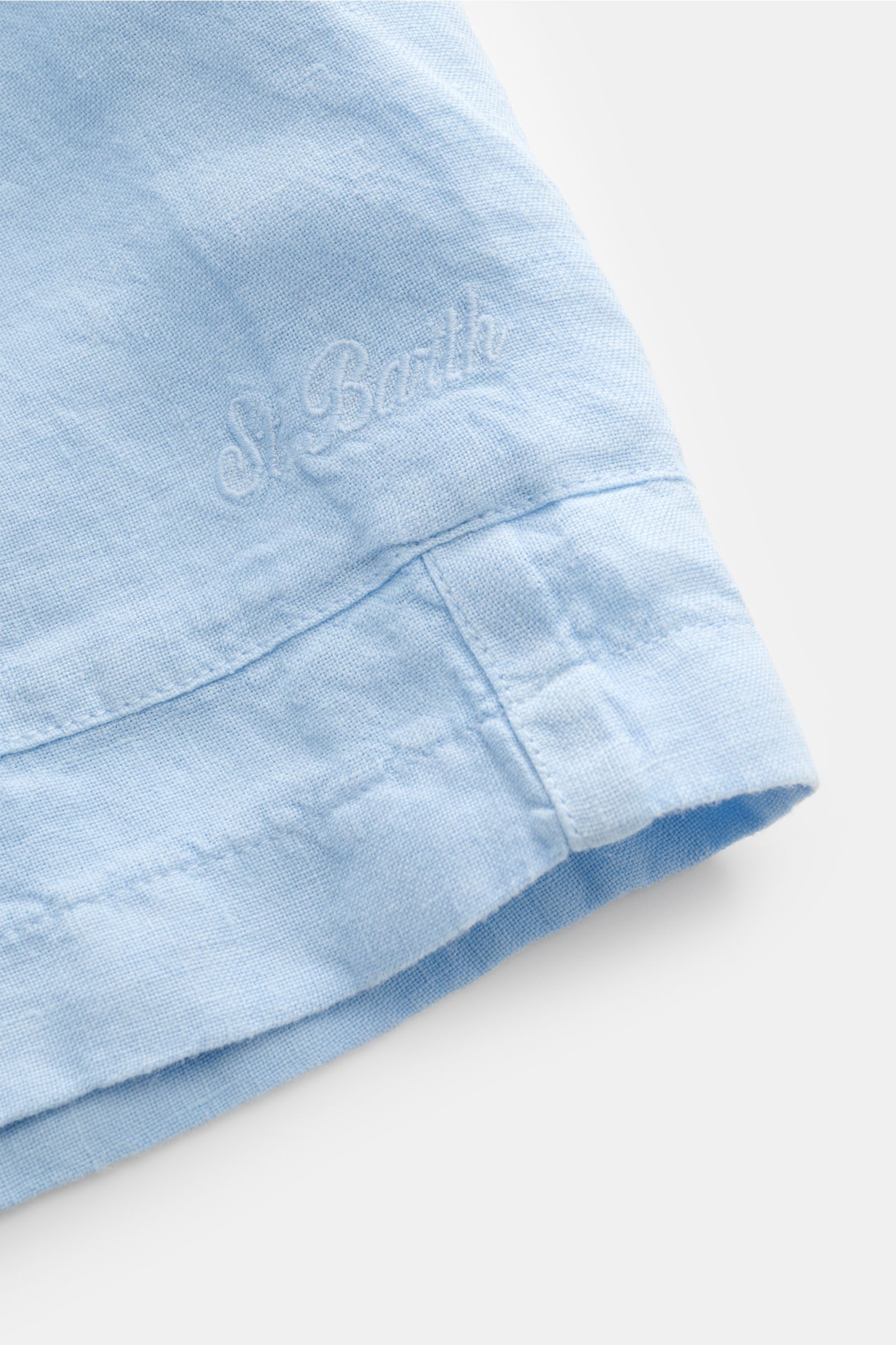 MC2 Saint Barth Leinen Cargo-Shorts 'Marseille' hellblau im Detail, Nahaufnahme des tonalen Logos auf leicht strukturierter, garment dyed Leinenqualität.