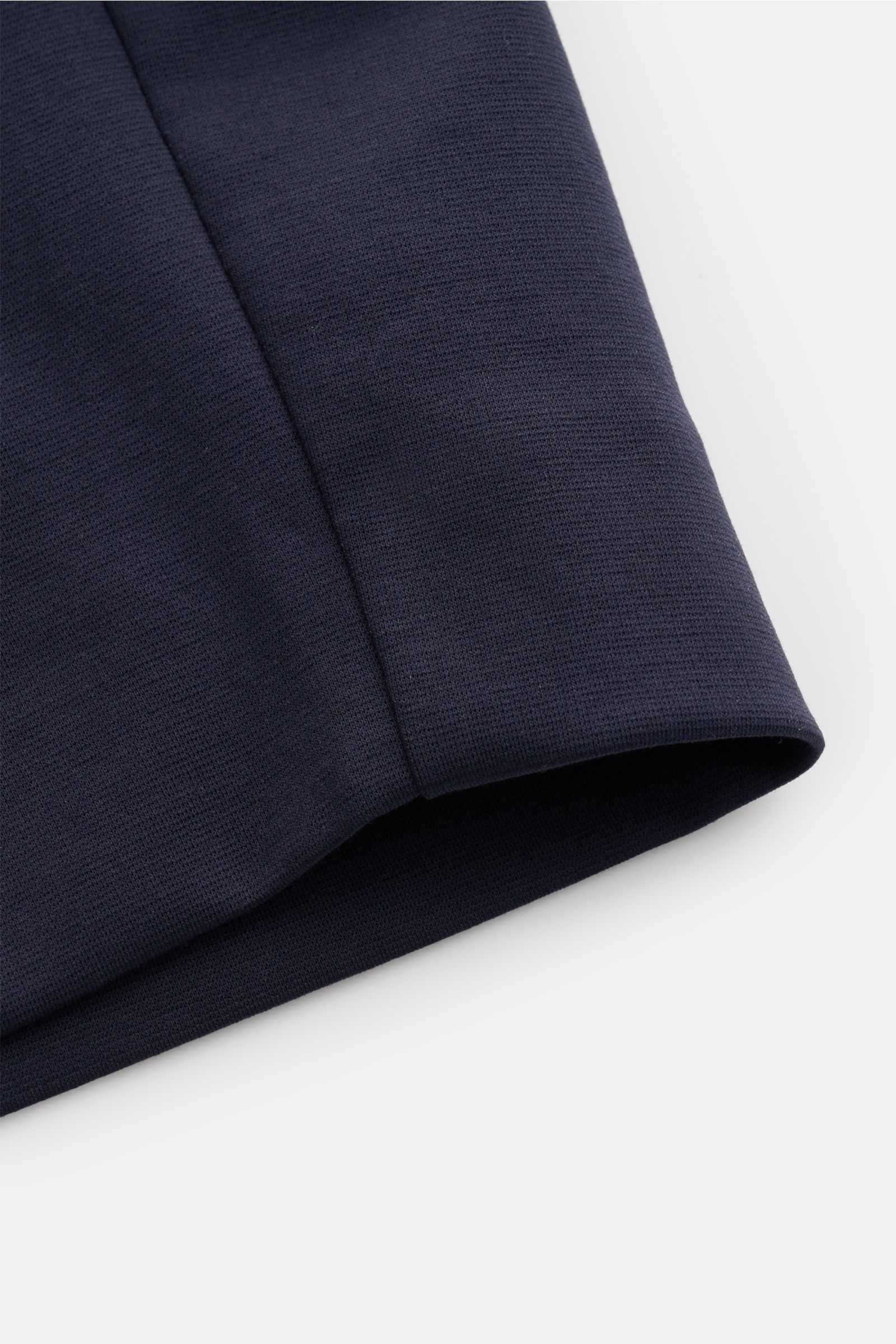 GTA Jersey-Shorts 'Davide' navy aus Baumwolle-Microfaser-Jersey, weicher Griff, Regular Fit, Detailansicht Saum von schräg oben.