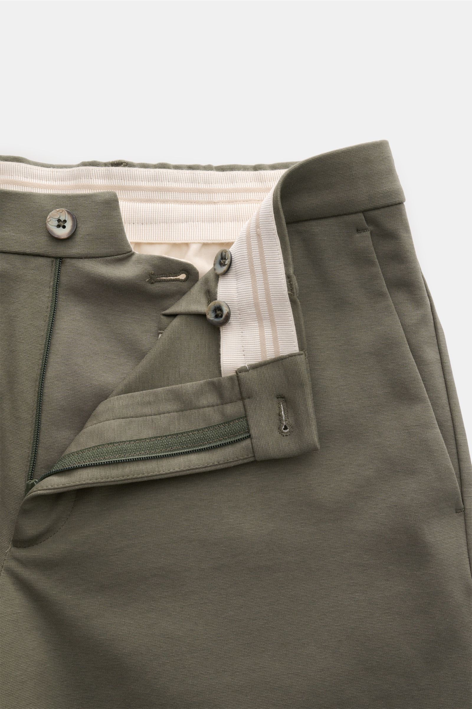 GTA Jersey-Shorts 'Davide' graugrün von oben fotografiert, offen mit Reißverschluss, Bundknopf, elastischem Bund, französischen Taschen.