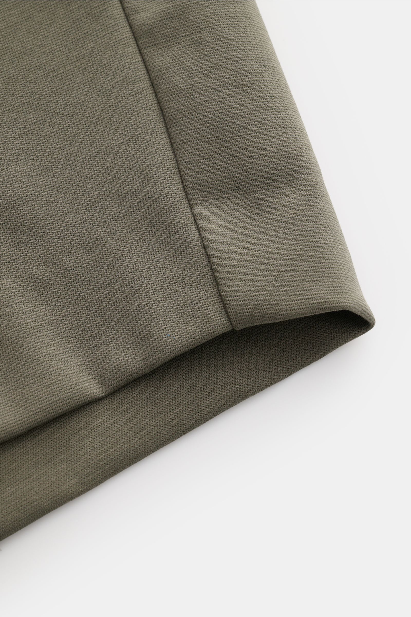 GTA Jersey-Shorts 'Davide' graugrün, Detailansicht des Saums aus weichem Jersey mit Baumwolle und Microfaser, Regular Fit, hoher Stretch-Anteil.