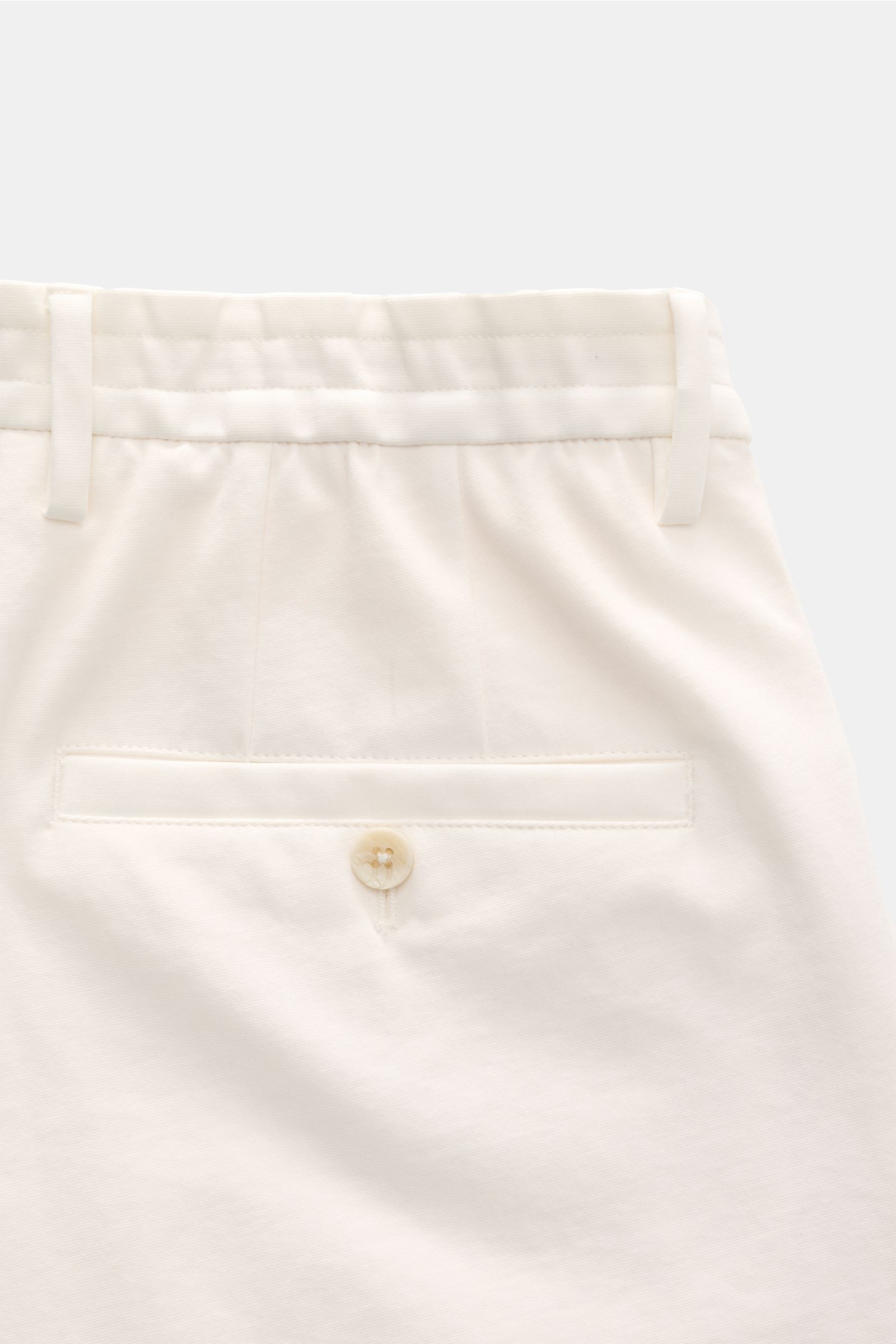 GTA Jersey-Shorts 'Davide' creme, Detailansicht von hinten oben, weicher Jersey mit Baumwolle, Microfaser, elastischem Bund, Knopf, Tasche.